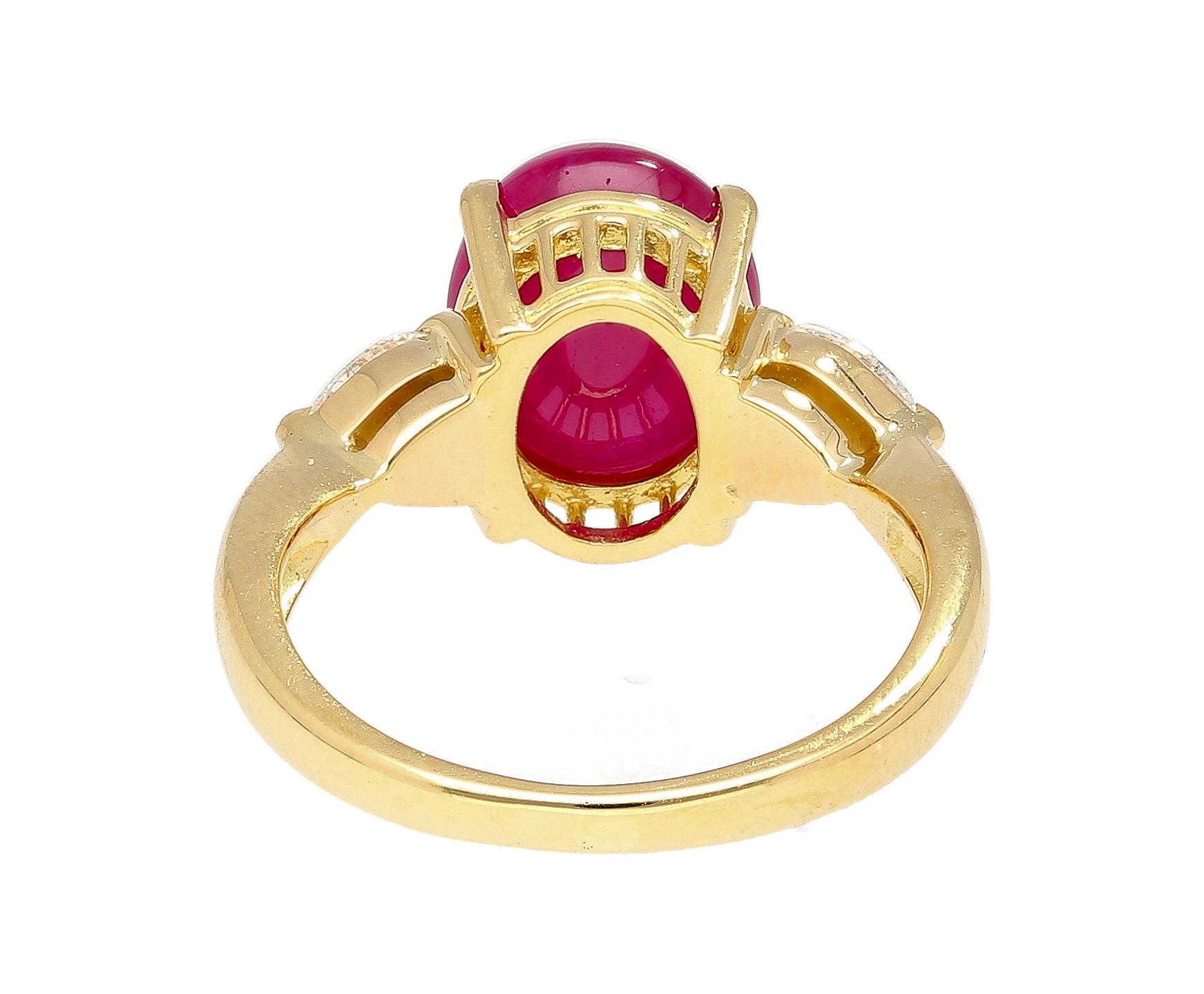 Bague 18 carats à trois pierres, rubis taille cabochon de 4,93 carats et diamant taille ovale Neuf - En vente à Miami, FL