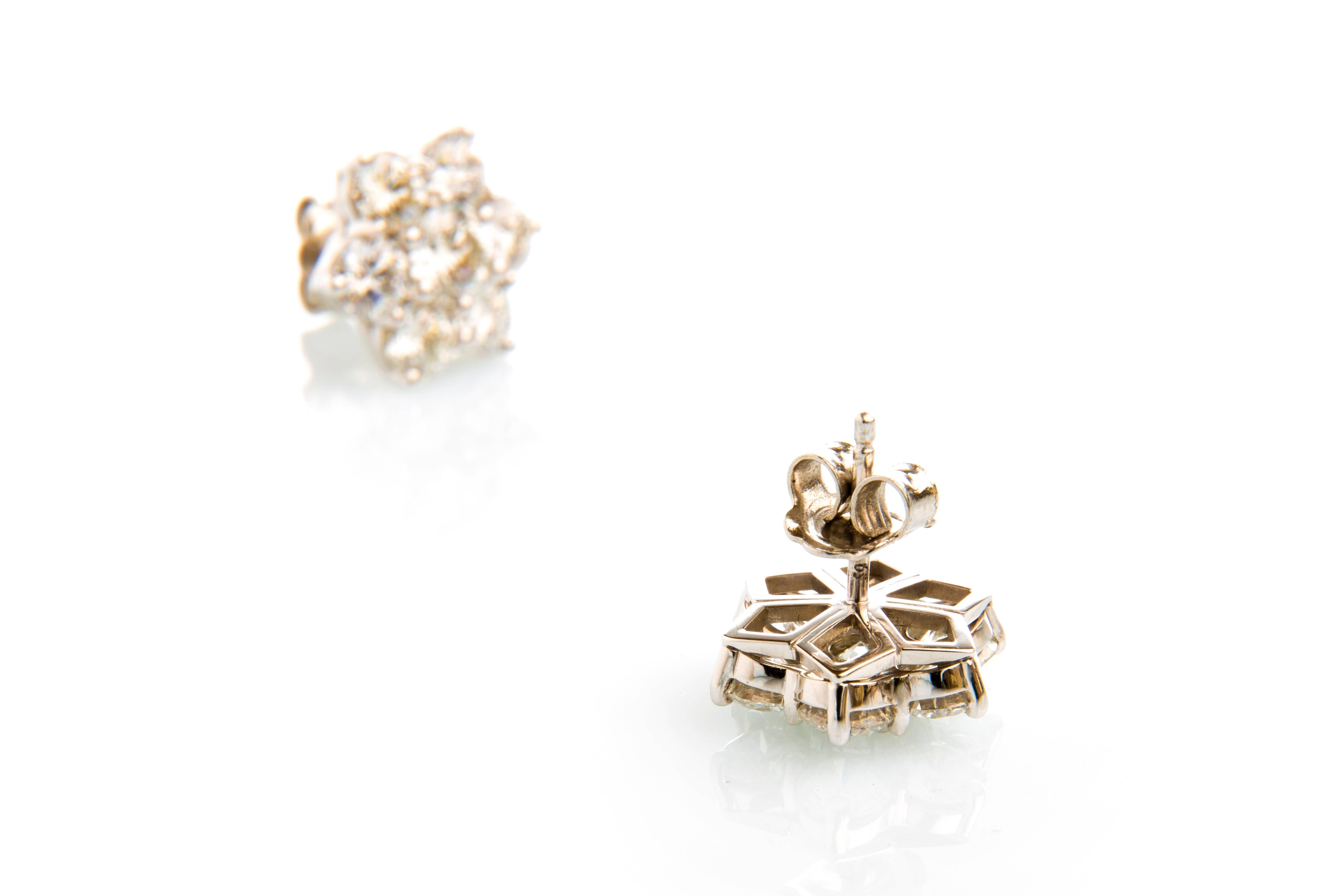 4.93 Carat Diamond Cluster Earrings Snowflake Shaped in 18 Karat White Gold In New Condition For Sale In Wiesbaden, DE
