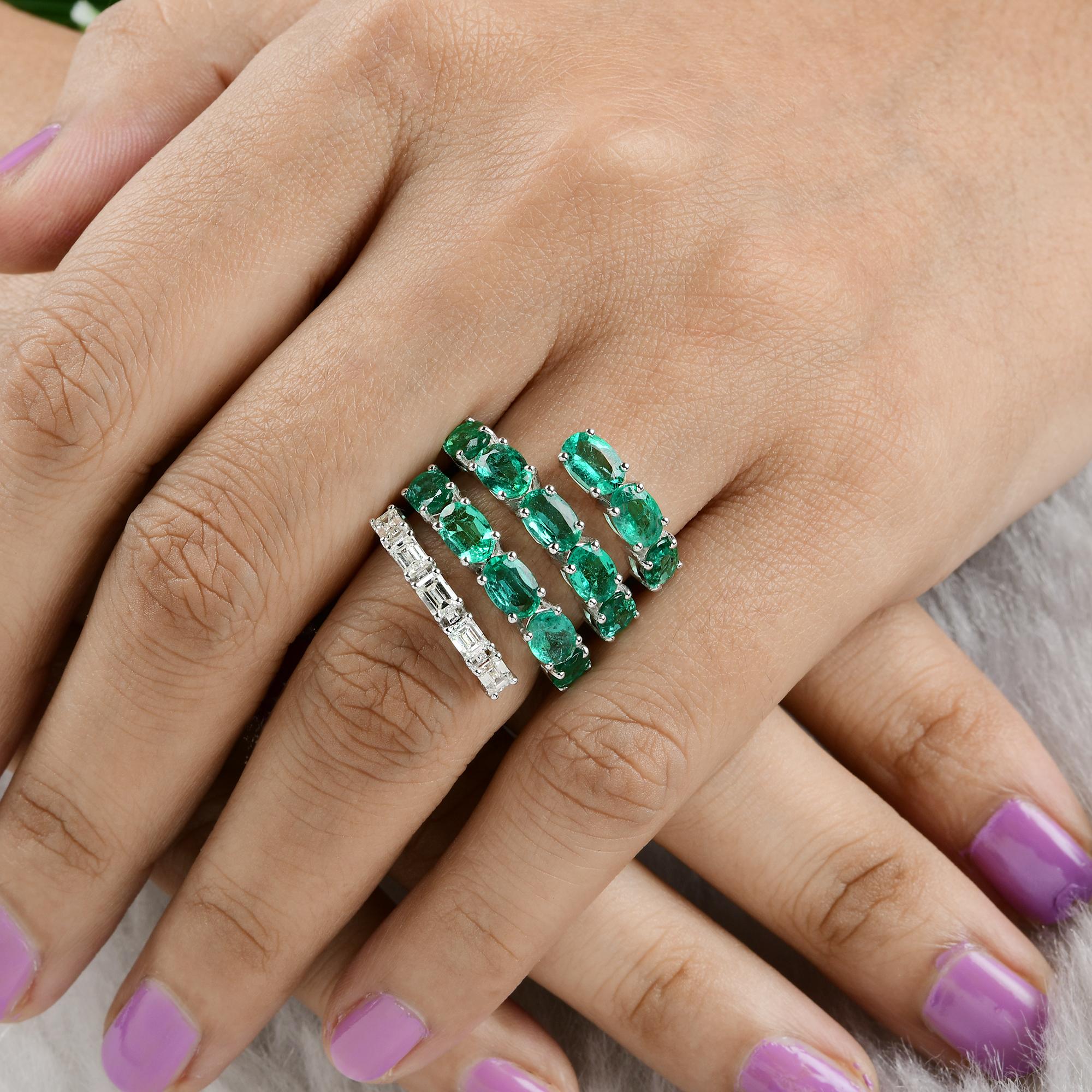 Taille ovale Bague en or blanc 18 carats avec émeraude de Zambie ovale de 4,93 carats et diamants 0,76 carat en vente