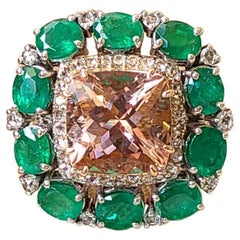 Bague cocktail/engagement de 4,93 carats, Morganite, émeraude et diamants taille coussin