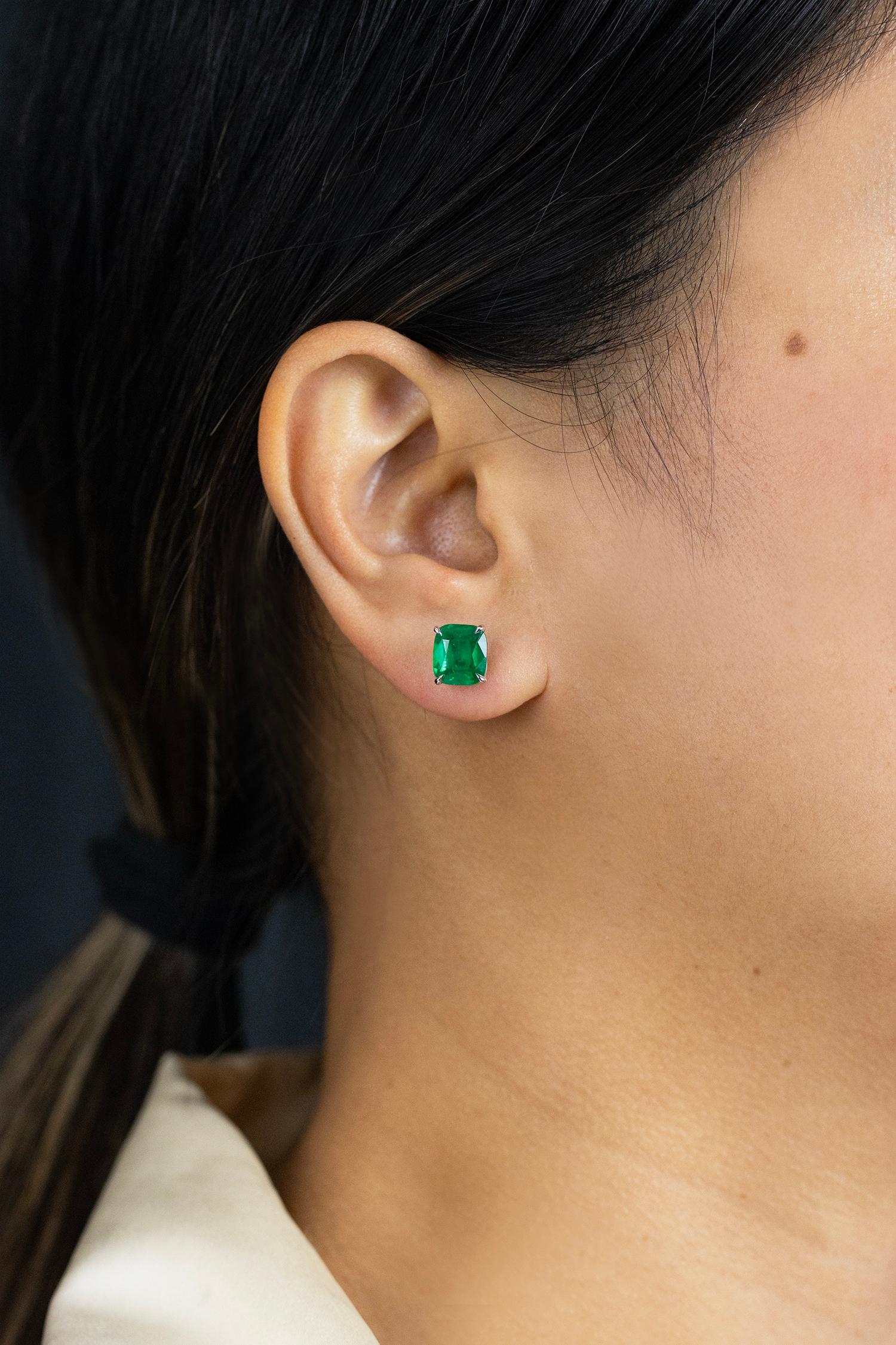 Taille coussin Roman Malakov, clous d'oreilles en émeraude verte taille coussin de 4,93 carats au total en vente