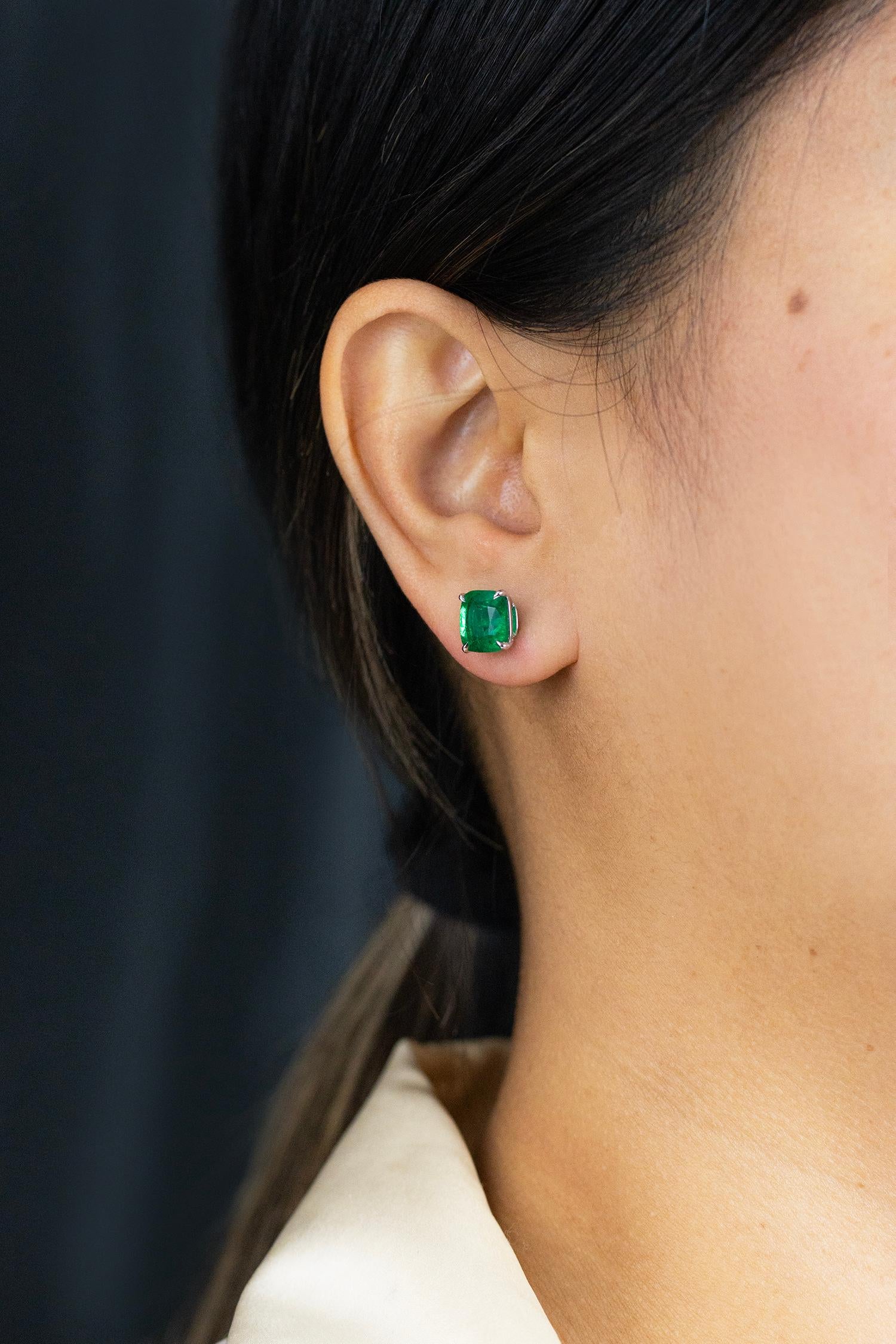 Roman Malakov, clous d'oreilles en émeraude verte taille coussin de 4,93 carats au total Neuf - En vente à New York, NY