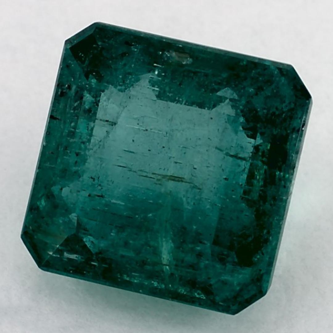 Con una vibrante tonalità di colore verde, la pietra natale di maggio è un simbolo della rinnovata crescita primaverile. 

Esplora la vivace collezione di smeraldi, rubini e zaffiri nel nostro negozio, disponibili come gemme sciolte e abbinabili