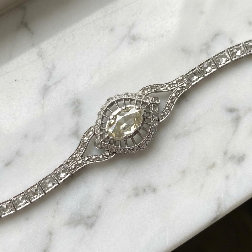 Realizzato a cavallo tra il XIX e il XX secolo, questo bracciale vintage con diamanti è una rarità eccezionale, che mette in mostra una splendida serie di diamanti taglio rosa e dettagli squisitamente rifiniti a mano.

Uno squisito bracciale con