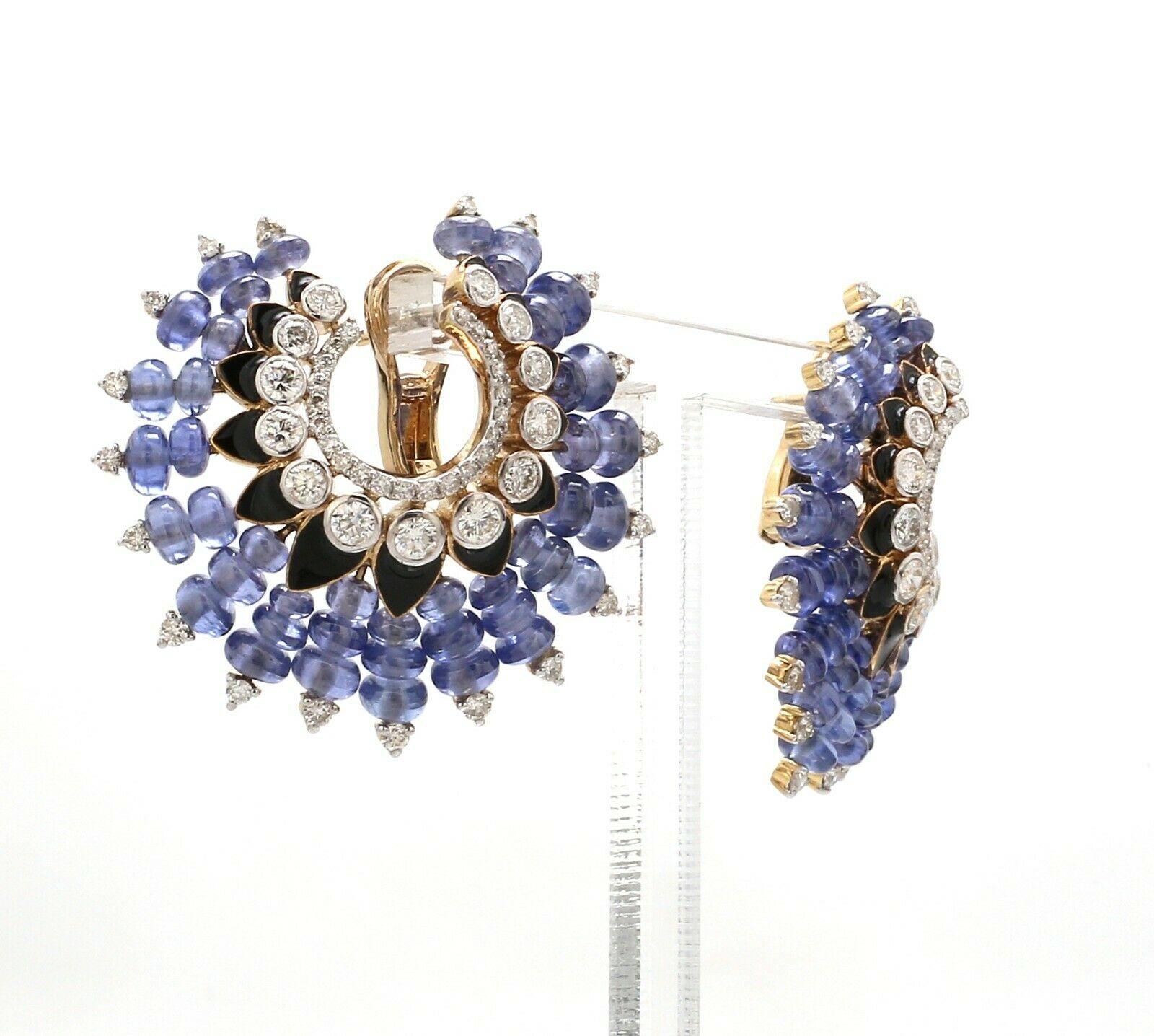 Ces magnifiques boucles d'oreilles sont fabriquées à la main en or 18 carats. Elle est sertie de 49,30 carats de tanzanite et de 3,0 carats de diamants étincelants.

SUIVEZ la vitrine de MEGHNA JEWELS pour découvrir la dernière collection et les