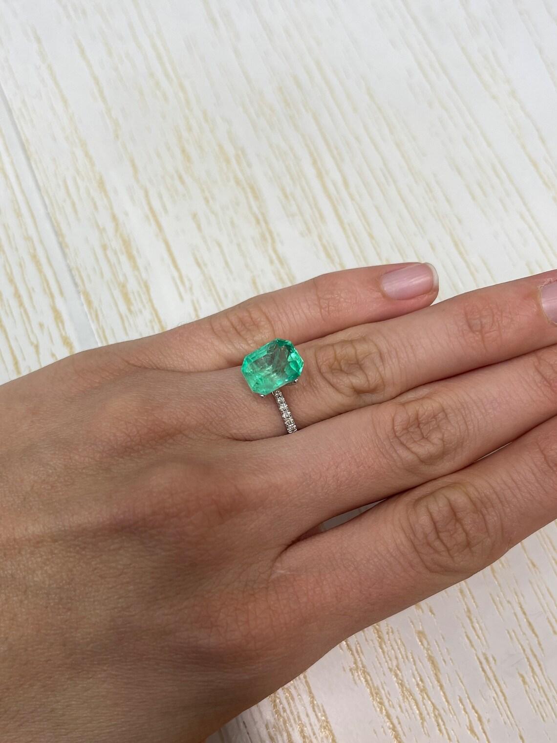 Pierre : Émeraude
Poids : 4,93 carats
Forme : Coupe émeraude
Clarté : Transparent
Lustre : Très bon
Couleur : vert jaunâtre
Dimensions : 11,11 mm x 8,65 mm x 7,54 mm
Origine géographique : Colombie
Traitement : Naturel, huilé

Commentaires : En