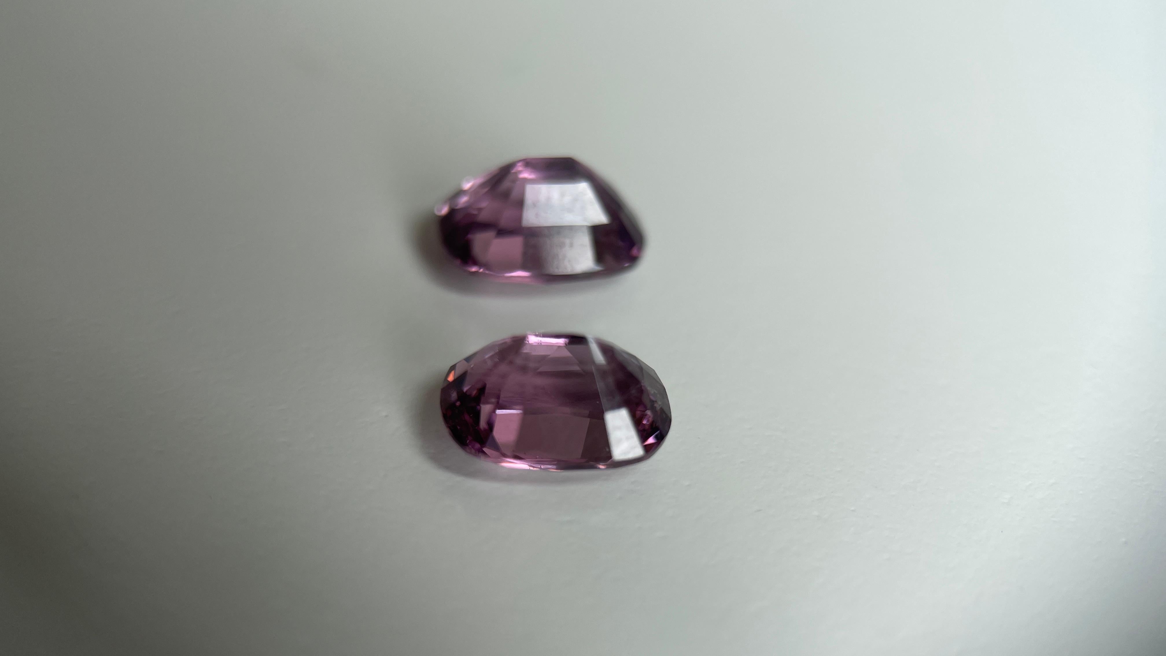 4,93 Karat Metallic lila rosa Spinell-Paar, Top-Qualität, Spinell im Präzisionsschliff (Kissenschliff) im Angebot
