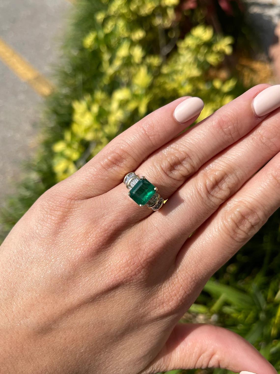 4,93 tcw 18K kolumbianischen Smaragd-Smaragd-Schliff und verjüngte Baguette Diamant-Ring (Moderne) im Angebot