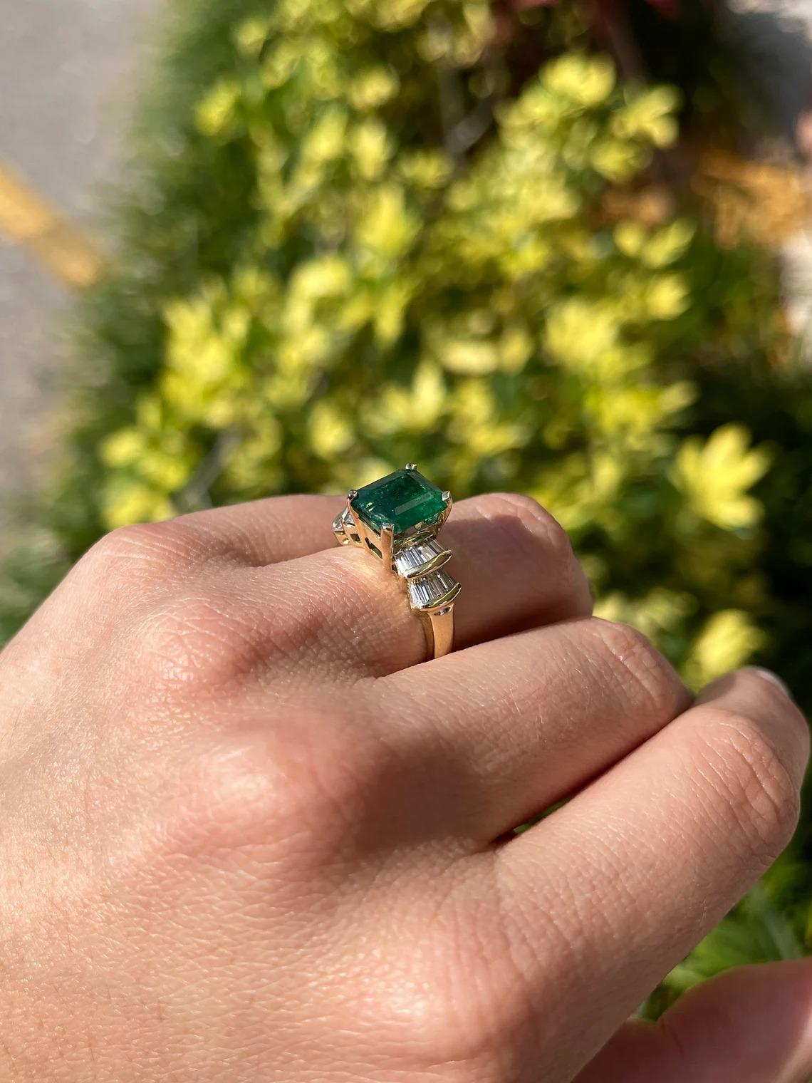 4,93 tcw 18K kolumbianischen Smaragd-Smaragd-Schliff und verjüngte Baguette Diamant-Ring im Zustand „Neu“ im Angebot in Jupiter, FL