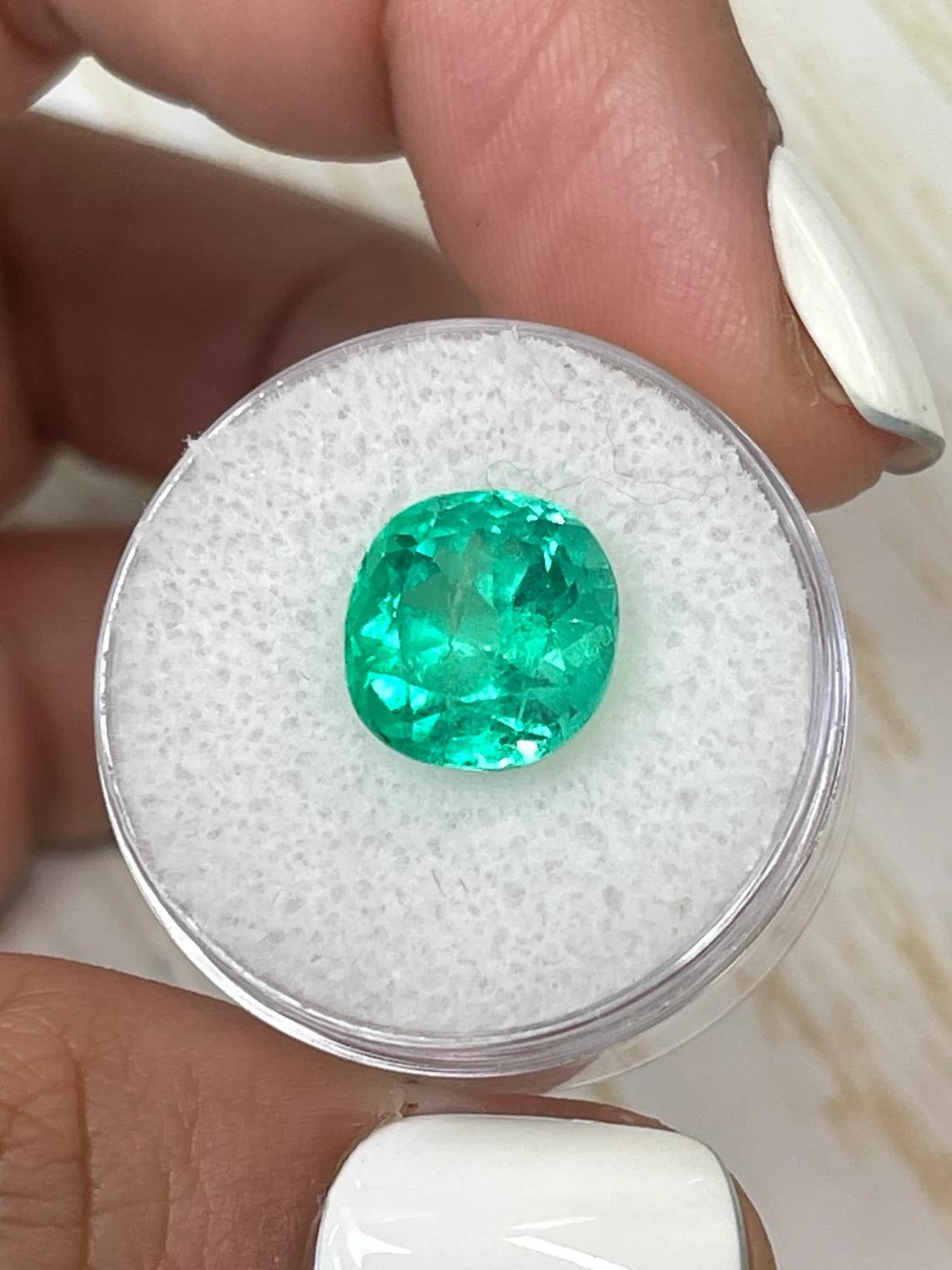 Taglio cuscino 4,94 carati di smeraldo colombiano verde fine - gemma autentica con taglio a cuscino Chivor in vendita