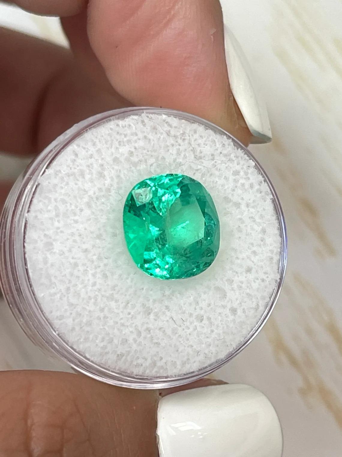 Moderno 4,94 carati di smeraldo colombiano verde fine - gemma autentica con taglio a cuscino Chivor in vendita