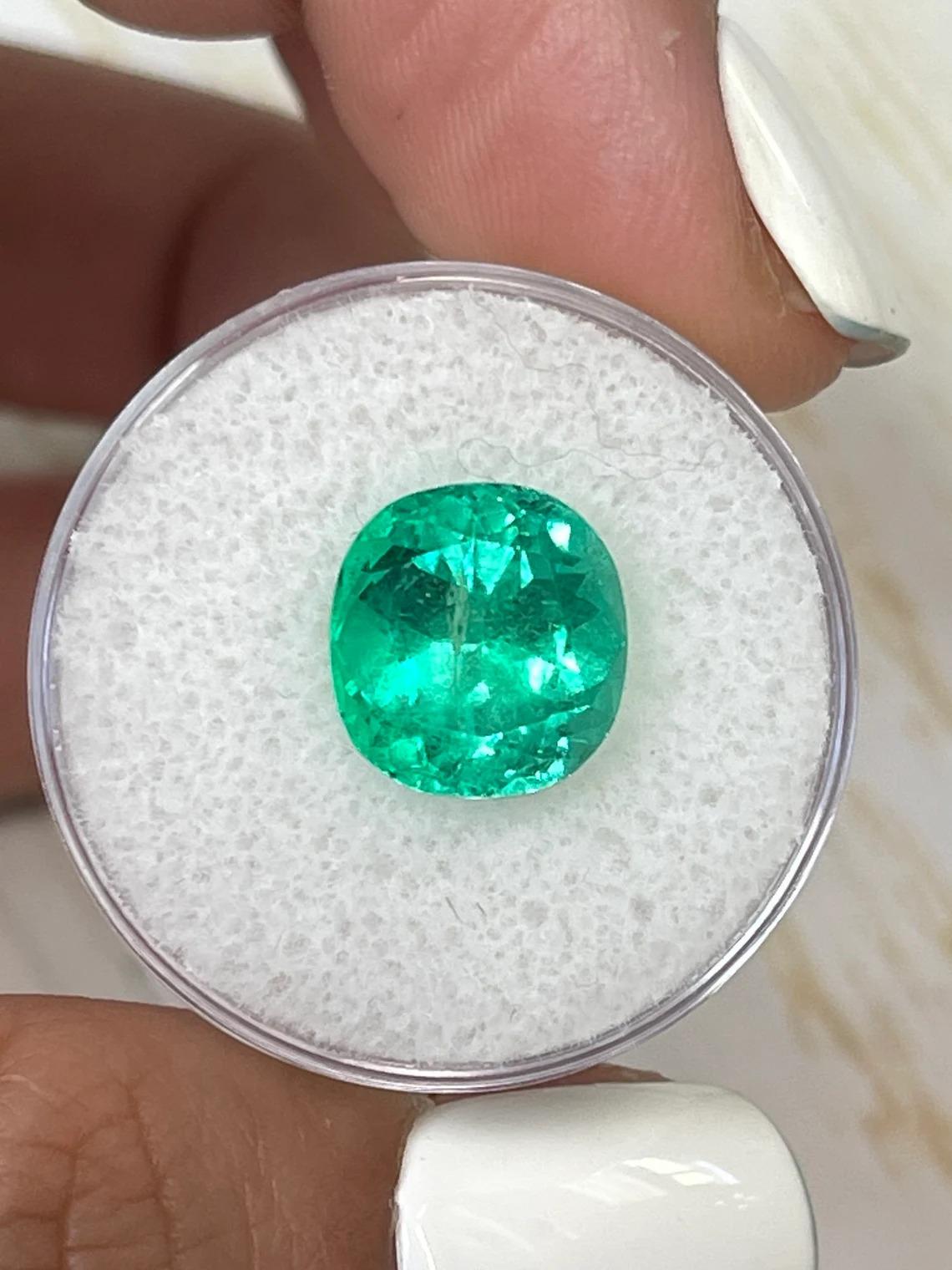 A. Stone: Smeraldo
Peso: 4,94 carati
Forma: Taglio a cuscino
Chiarezza: Trasparente
Lucentezza: Eccellente-Molto buona
Colore: Verde giallastro
Misure: 10,85 mm x 10,30 mm x 7,74 mm
Origine geografica: Colombia
Trattamento: Naturale,
