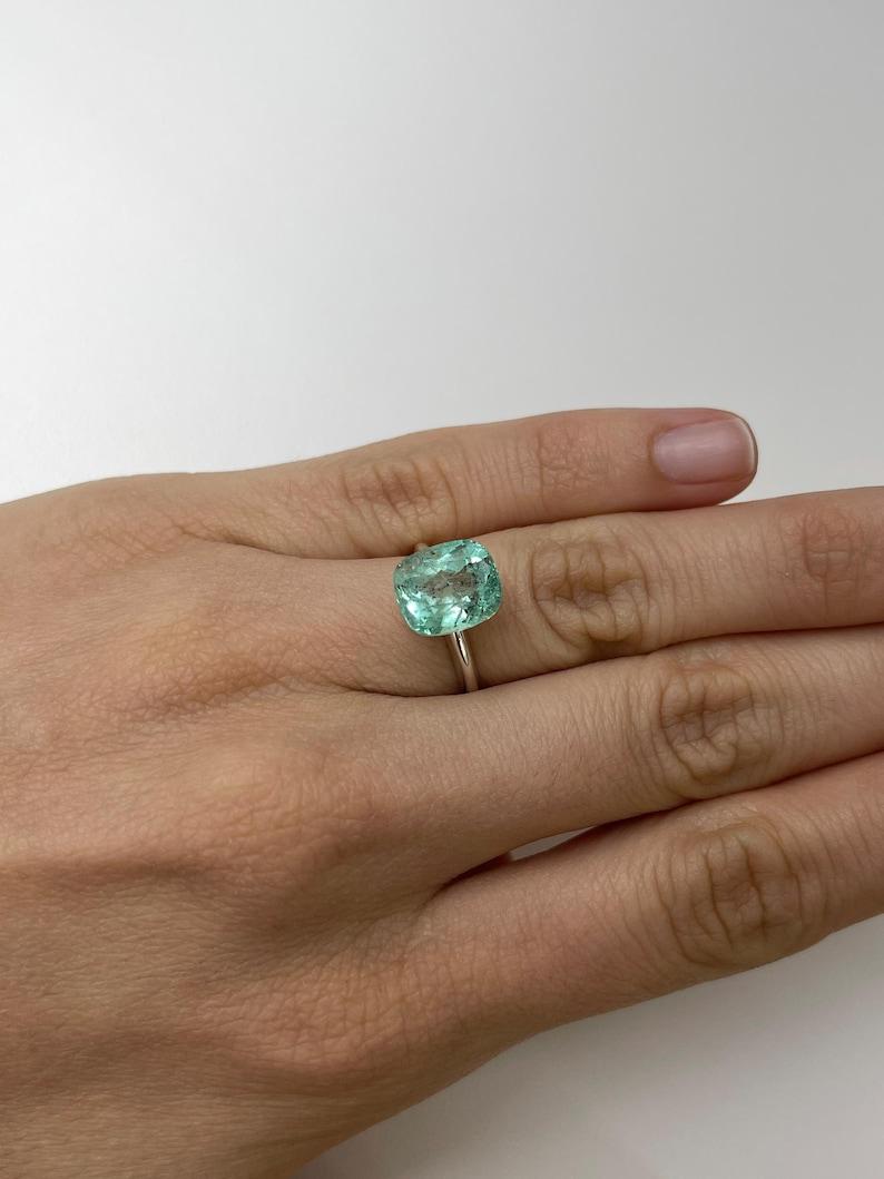 Esmeralda colombiana verde espuma de mar pecosa de 4,94 quilates - Gema auténtica talla cojín en venta 3
