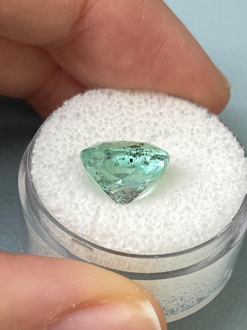 Esmeralda colombiana verde espuma de mar pecosa de 4,94 quilates - Gema auténtica talla cojín en venta 1