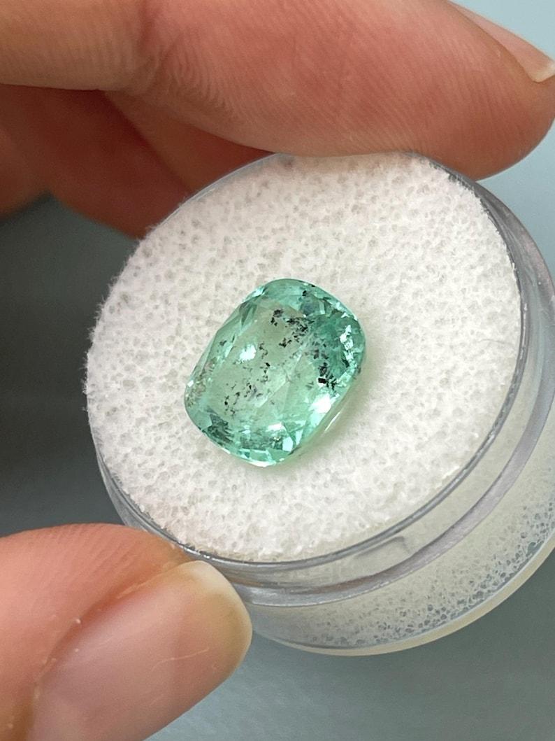 Esmeralda colombiana verde espuma de mar pecosa de 4,94 quilates - Gema auténtica talla cojín en Nuevo estado para la venta en Jupiter, FL
