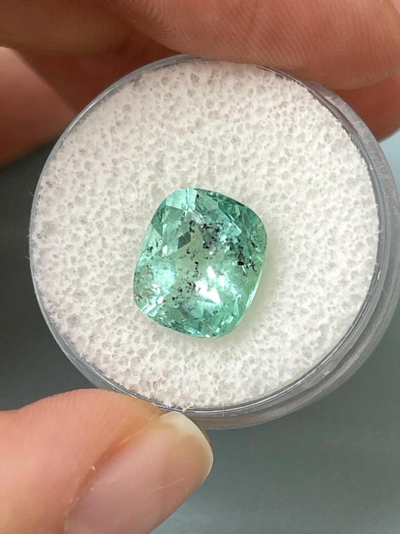 Esmeralda colombiana verde espuma de mar pecosa de 4,94 quilates - Gema auténtica talla cojín Corte cojín en venta