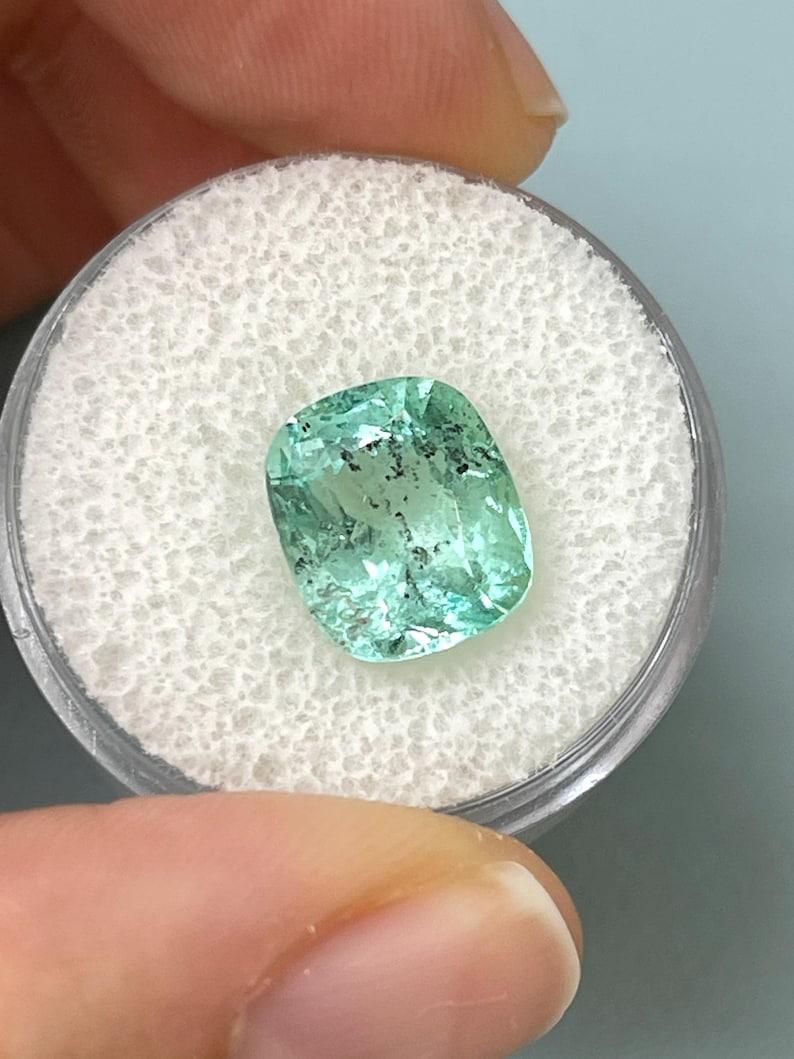 Esmeralda colombiana verde espuma de mar pecosa de 4,94 quilates - Gema auténtica talla cojín Moderno en venta