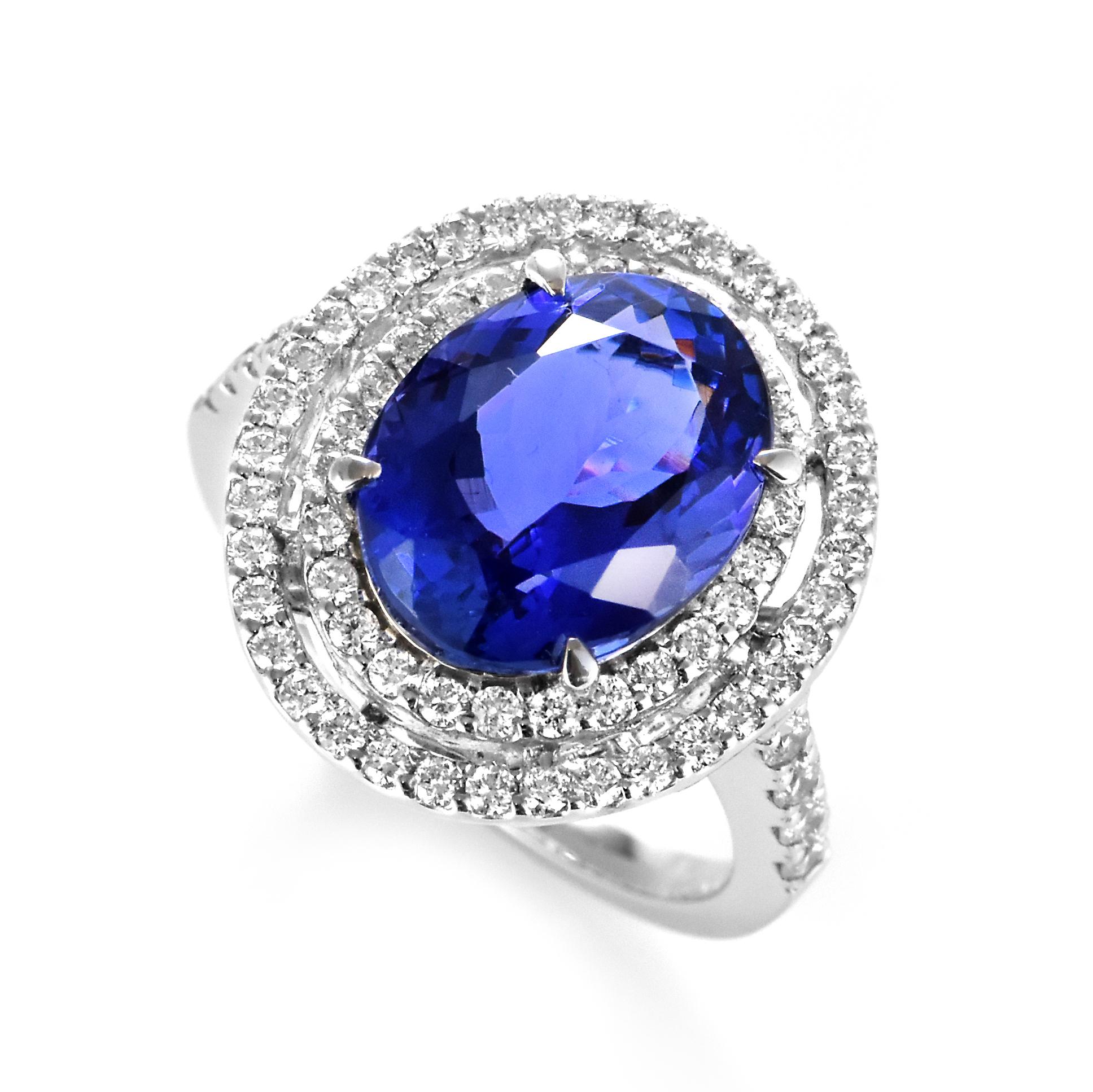 Un bellissimo anello con una tanzanite naturale da 4,94 carati e diamanti da 0,71 carati, realizzato in Nature. Il nome della tanzanite è stato dato da Tiffany & Co. in onore della sua unica fonte conosciuta: La Tanzania. La tanzanite presenta