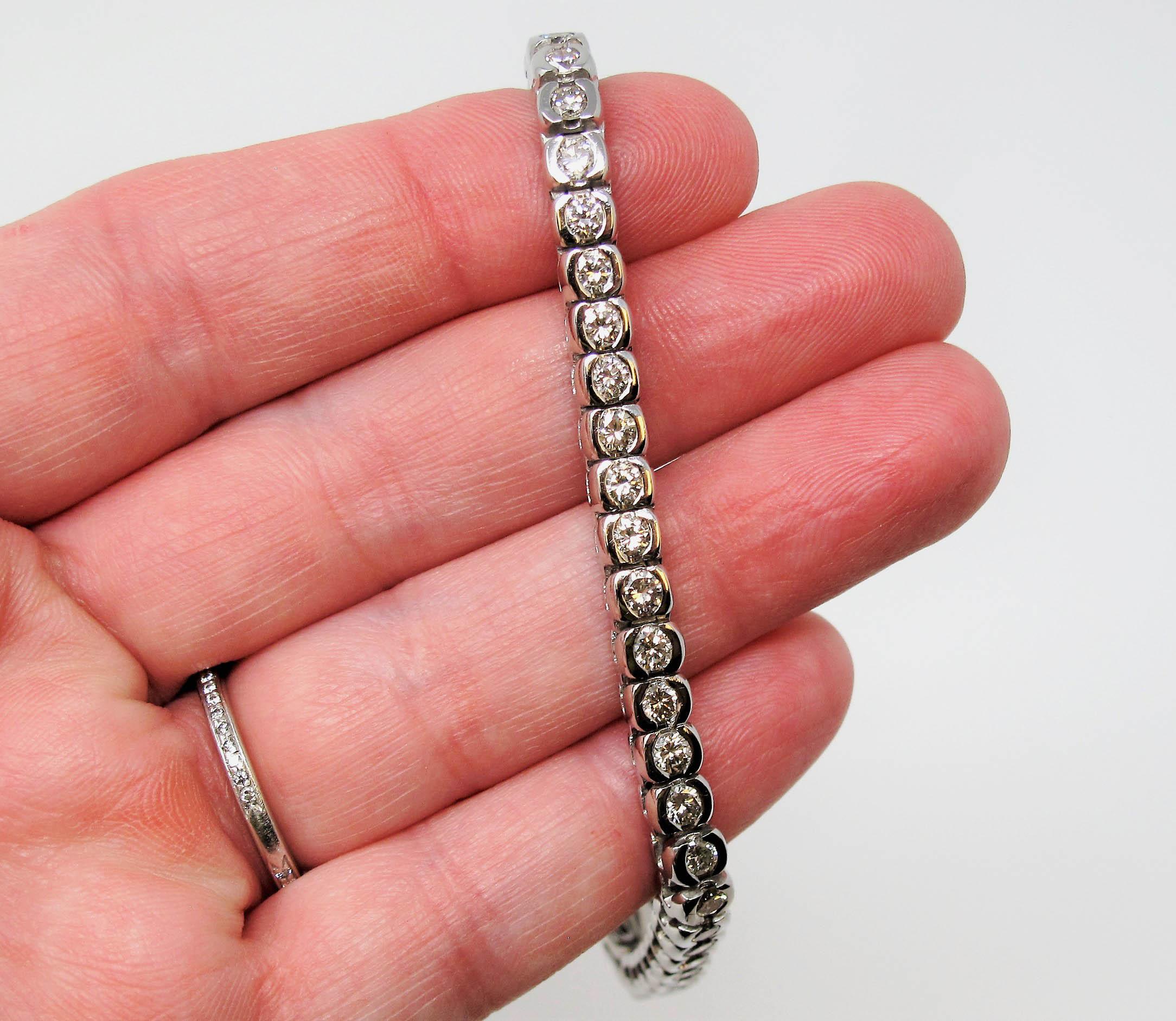 Contemporain Bracelet de tennis en platine à 51 diamants semi-biaisés de forme ronde et brillante 7.25