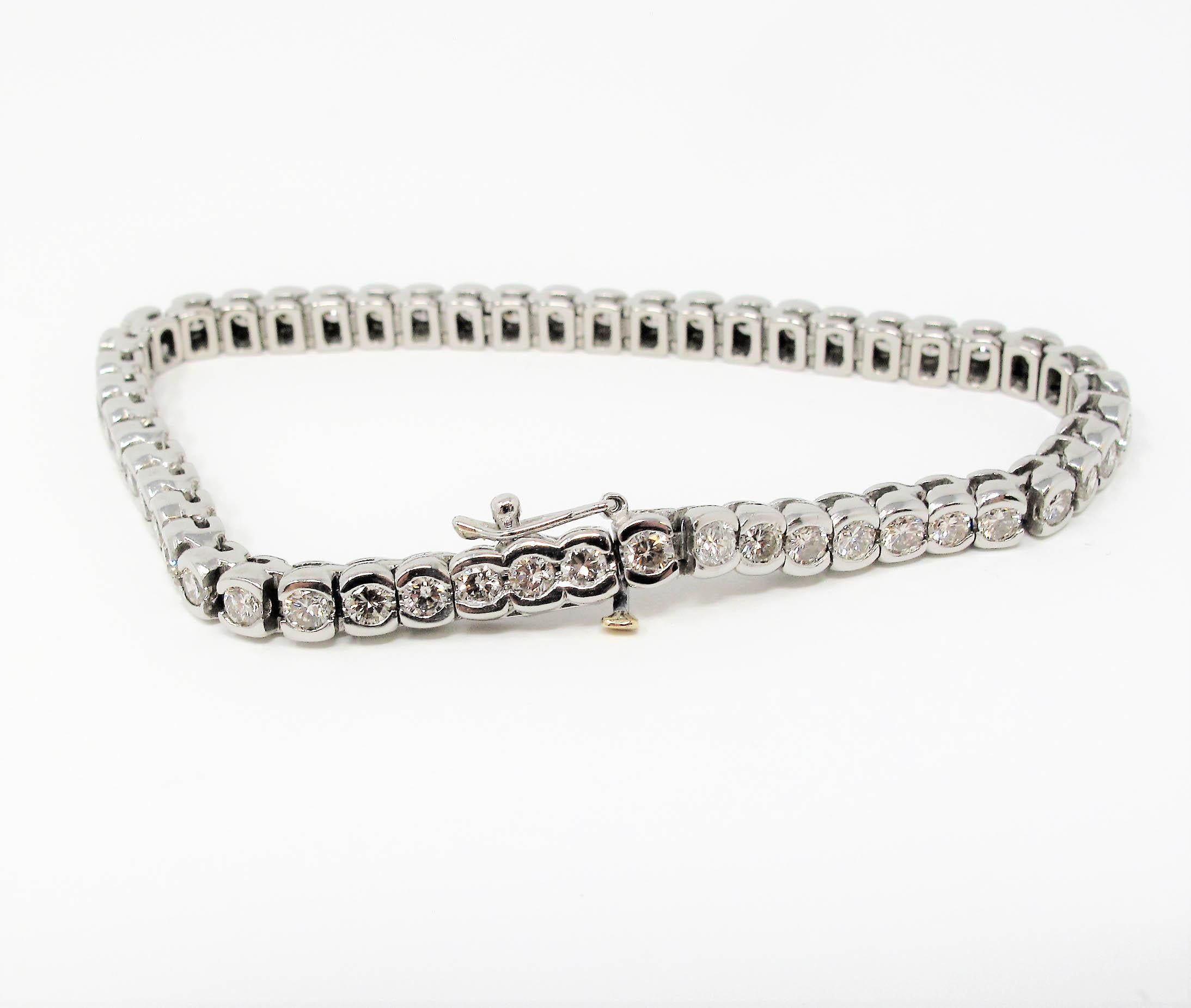 Bracelet de tennis en platine à 51 diamants semi-biaisés de forme ronde et brillante 7.25