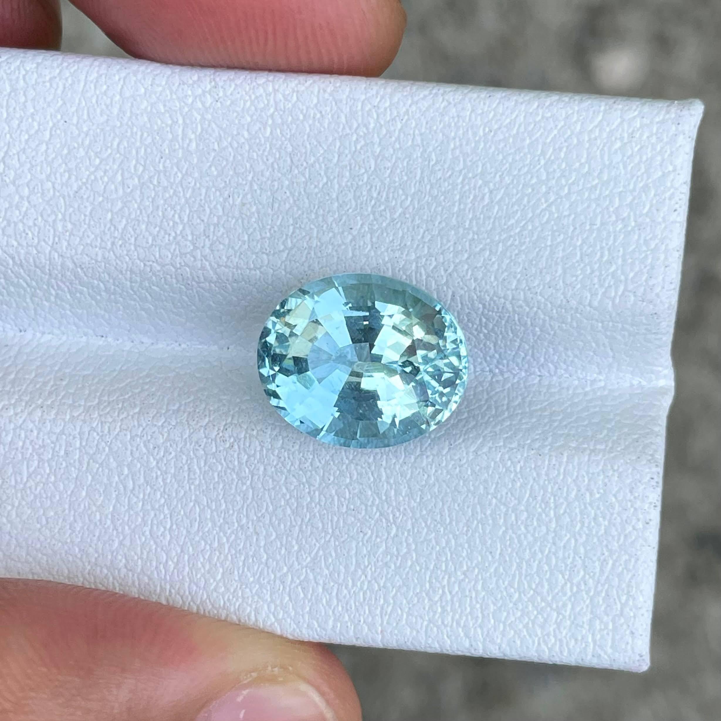 Gewicht 4,94 Karat 
Abmessungen 12,1x9,9x7,4 mm 
Behandlung keine 
Herkunft Afrika 
Klarheit VVS 
Form oval 
Schliff Facettiert


Dieser 4,94 Karat schwere blaue Aquamarin-Edelstein ist ein atemberaubender Naturstein im Ovalschliff, der aus den