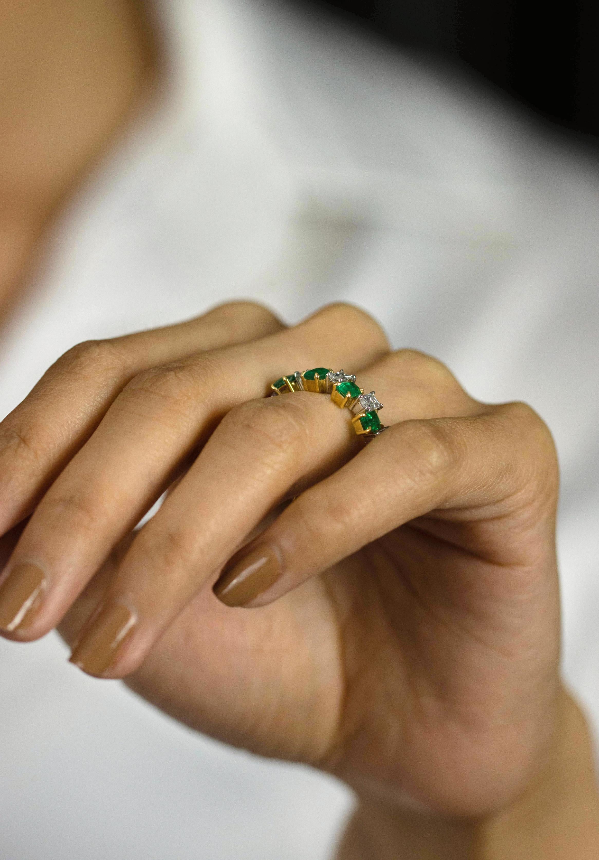 Memoryring mit 4,94 Karat insgesamt abwechselnd grünem Smaragd und Diamant im Zustand „Neu“ im Angebot in New York, NY