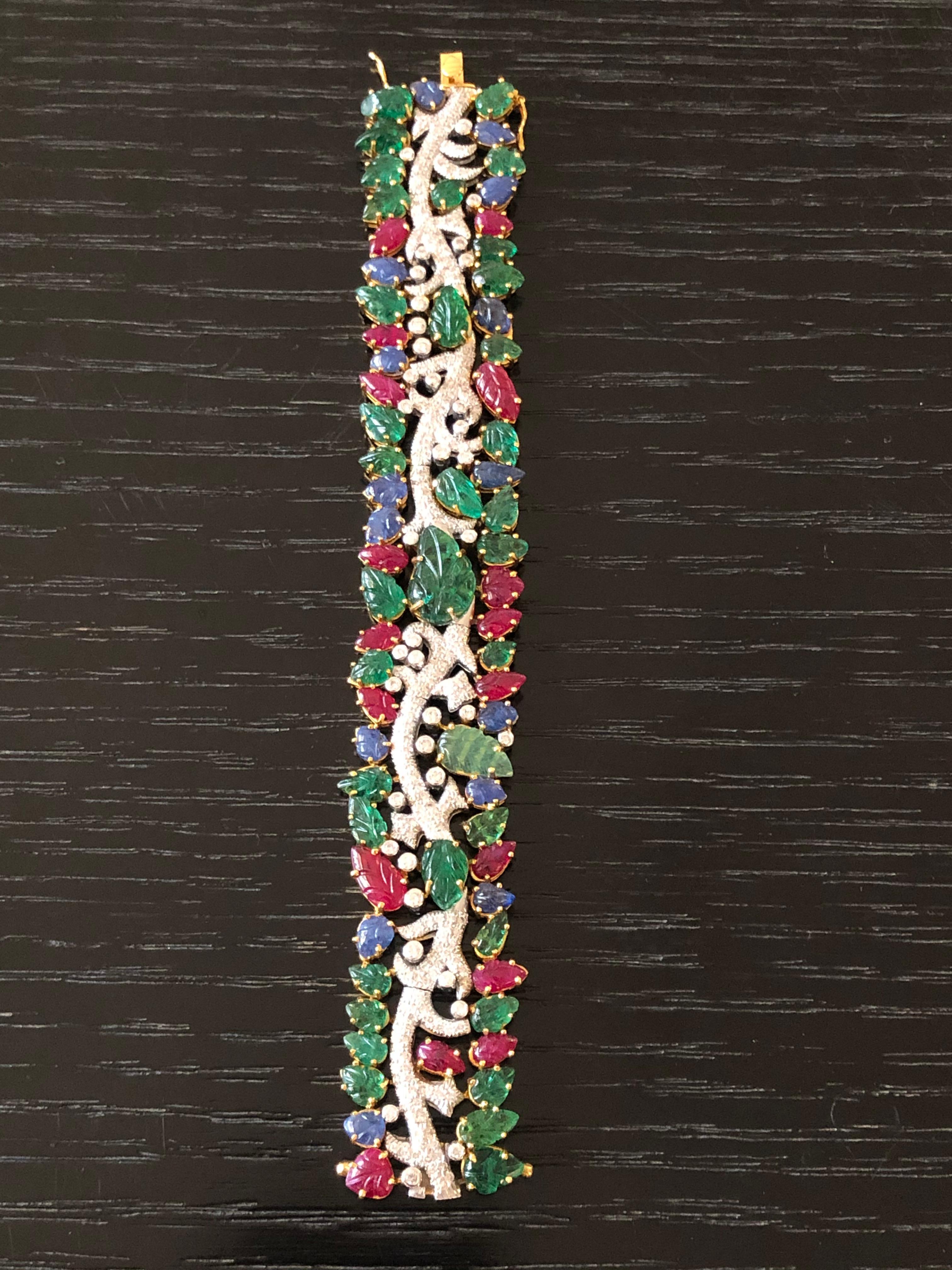 49.46 Carat Emerald Ruby Sapphire Diamond 18 Karat Yellow Gold Cuff Bracelet In New Condition For Sale In New Delhi, Delhi