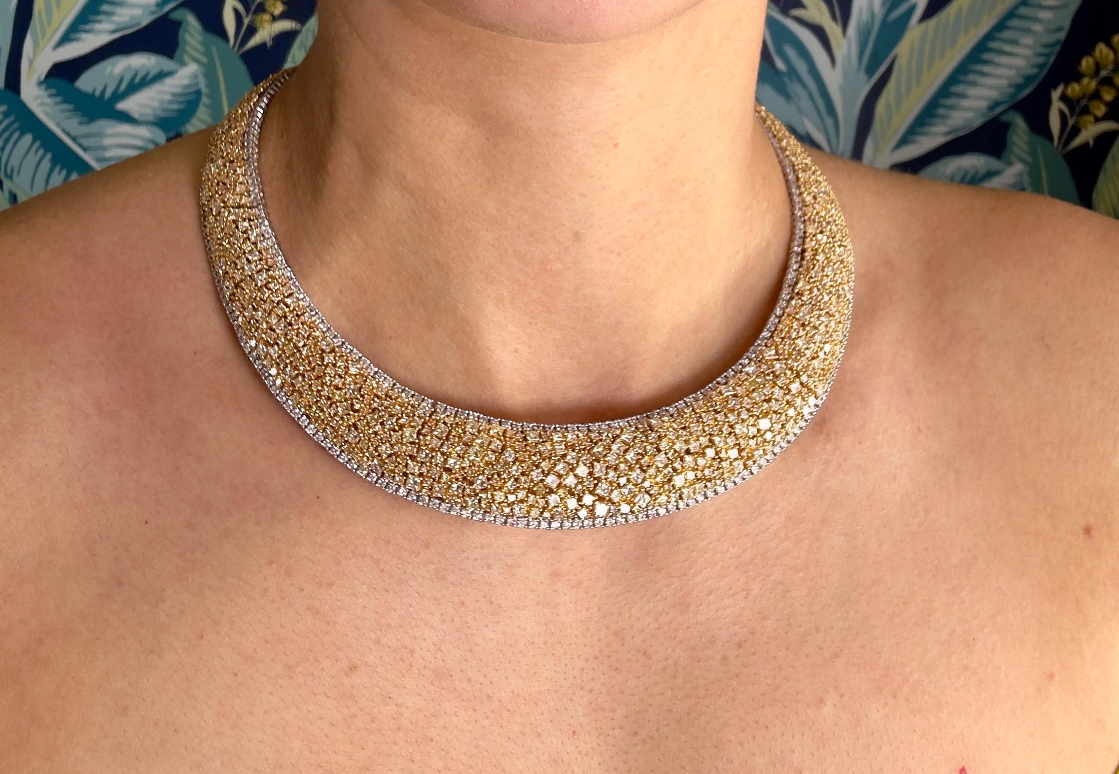 Ce collier de 49,47 carats de diamants présente un éventail de plus de 1 000 diamants de taille princesse dispersés, d'une couleur allant du jaune pâle (K-O) au jaune clair fantaisie et d'une pureté VVS2-SI2, pour un total de 39,99 carats. La pièce