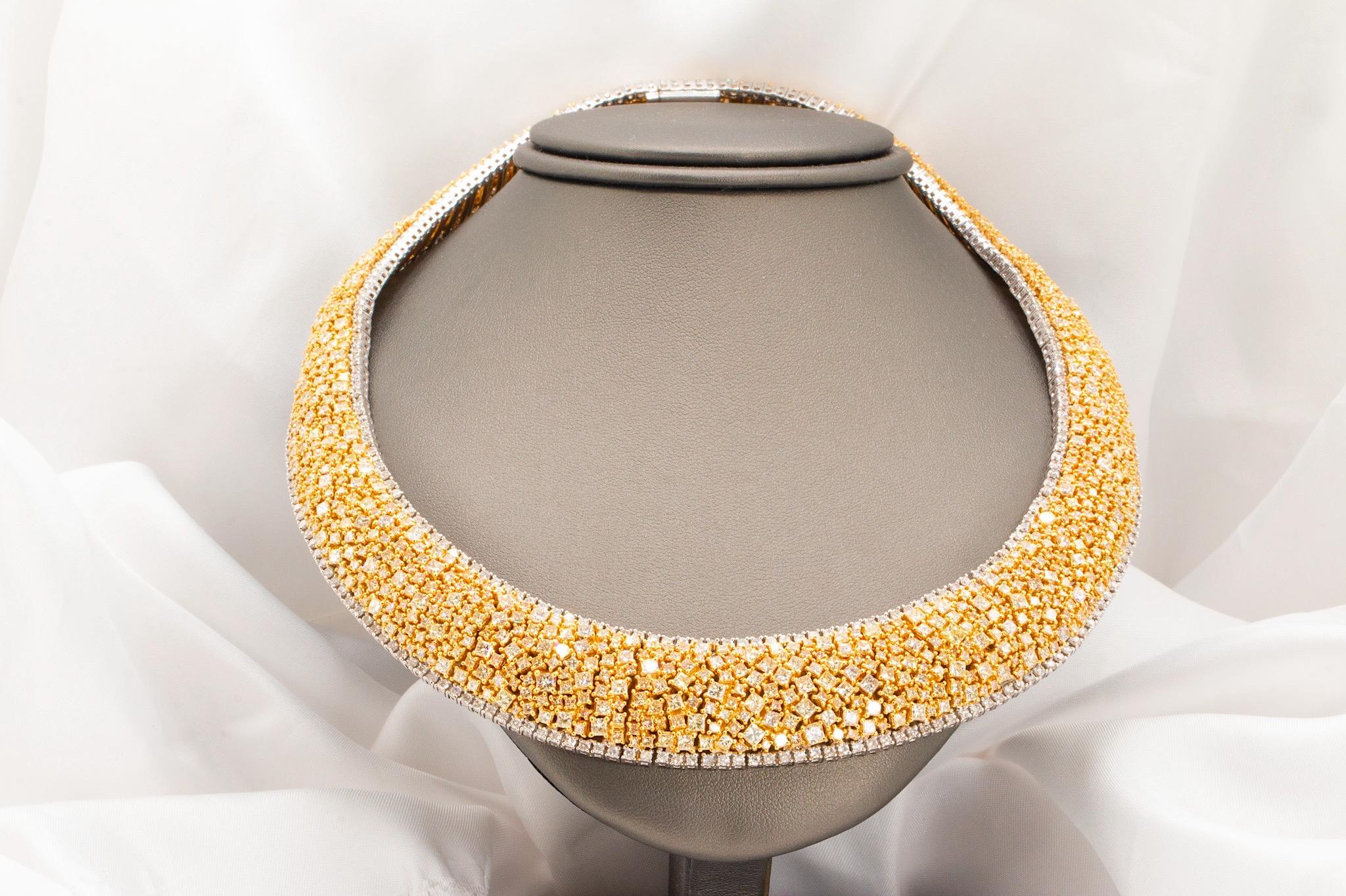 Taille princesse Collier bicolore en or 18 carats avec diamants multicolores 49,47 carats en vente