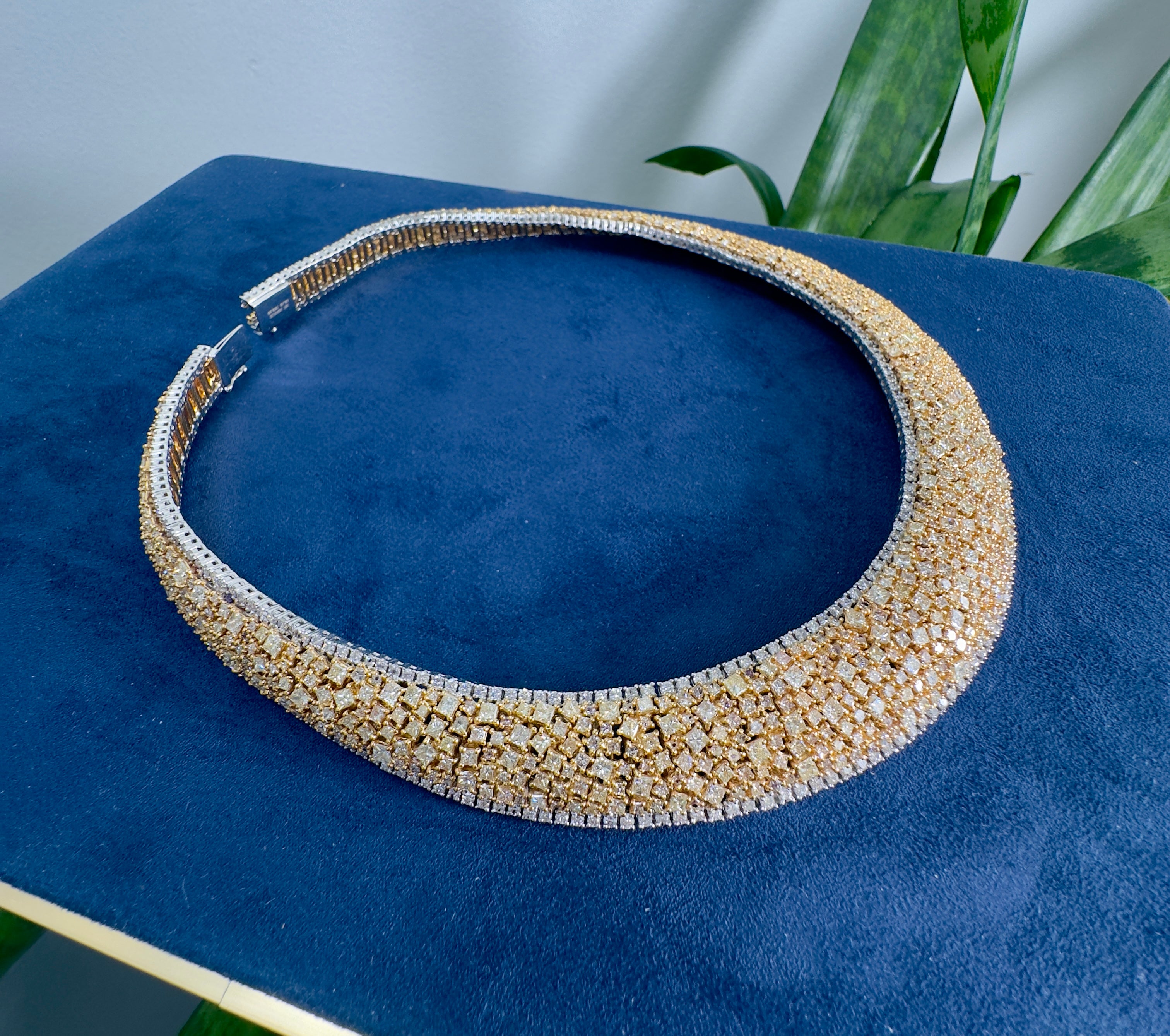 Collier bicolore en or 18 carats avec diamants multicolores 49,47 carats en vente 1