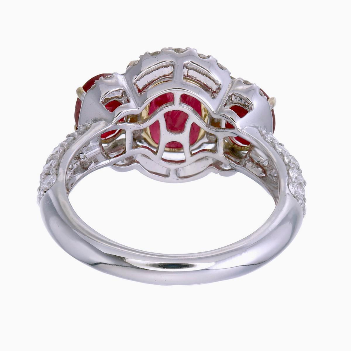 Taglio cuscino antico Anello con rubino di Birmania senza calore e diamanti da 4,95 carati in oro bianco da 18 carati in vendita