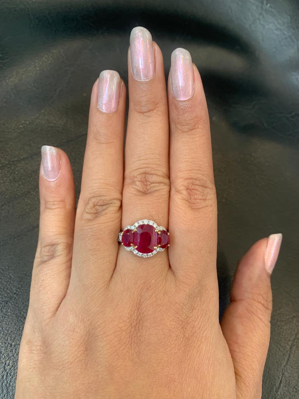 Anello con rubino di Birmania senza calore e diamanti da 4,95 carati in oro bianco da 18 carati In condizioni Nuovo in vendita a Bangkok, TH