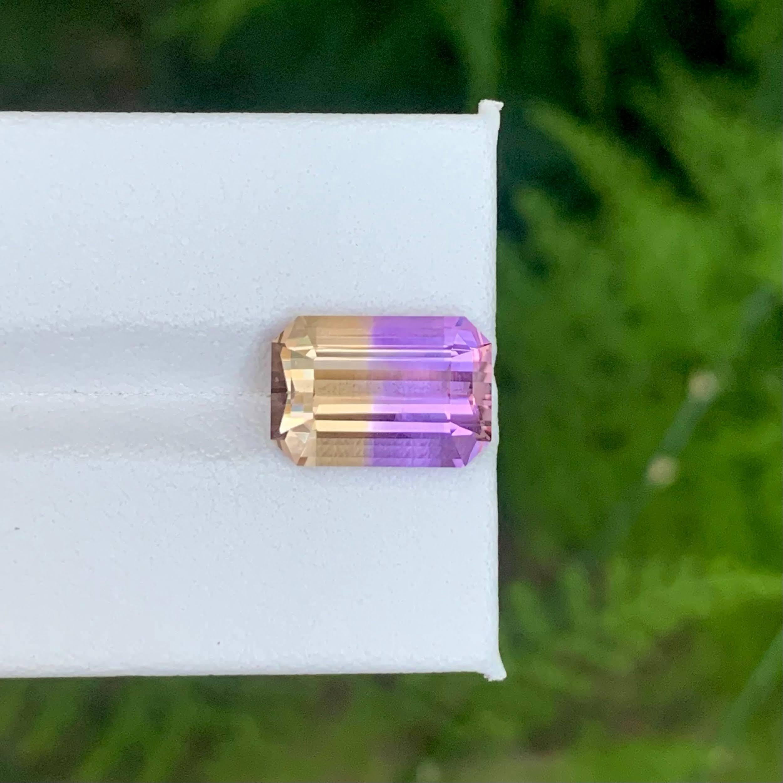 Gewicht 4,95 Karat 
Abmessungen 12,4x8,7x6,4 mm
Behandlung Keine 
Herkunft Bolivien 
Klarheit Loup Clean 
Form Schliff Smaragd 




Dieser 4,95 Karat große natürliche zweifarbige Ametrin zeigt die perfekte Harmonie von violettem Amethyst und