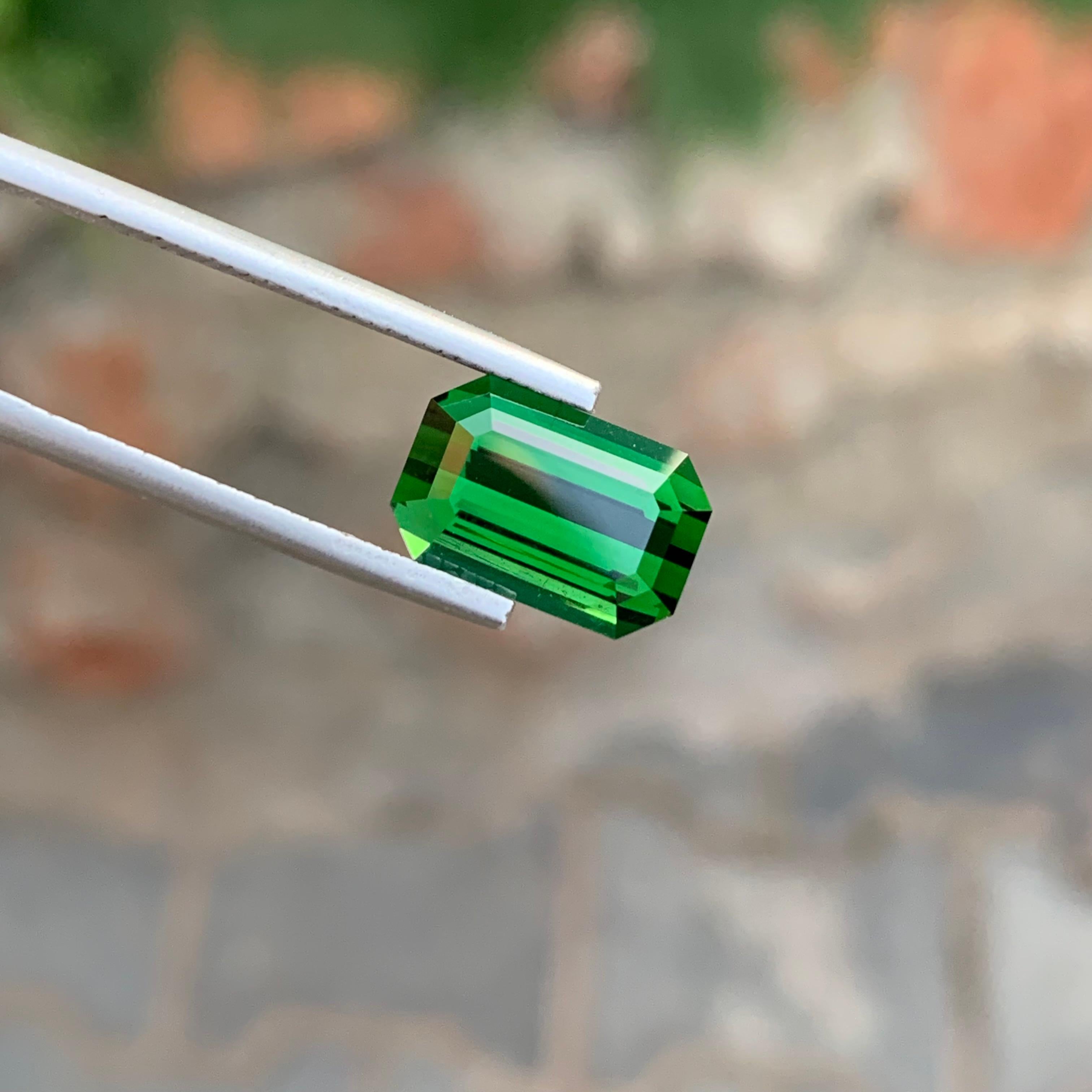 Femenino o masculino 4,95 Quilates Turmalina Verde Oscura Natural Suelta Gema Forma Esmeralda Para Joyería en venta