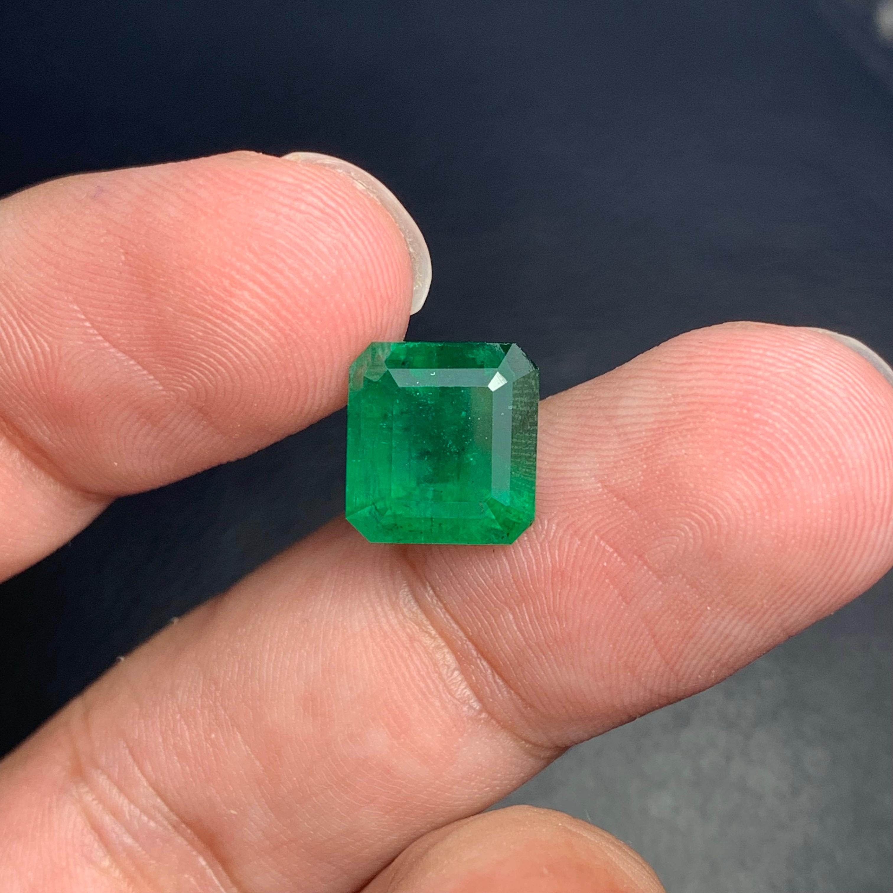 Arts and Crafts 4.95 Carat Natural Loose Emerald Gemstone From Swat, Pakistan For Sale