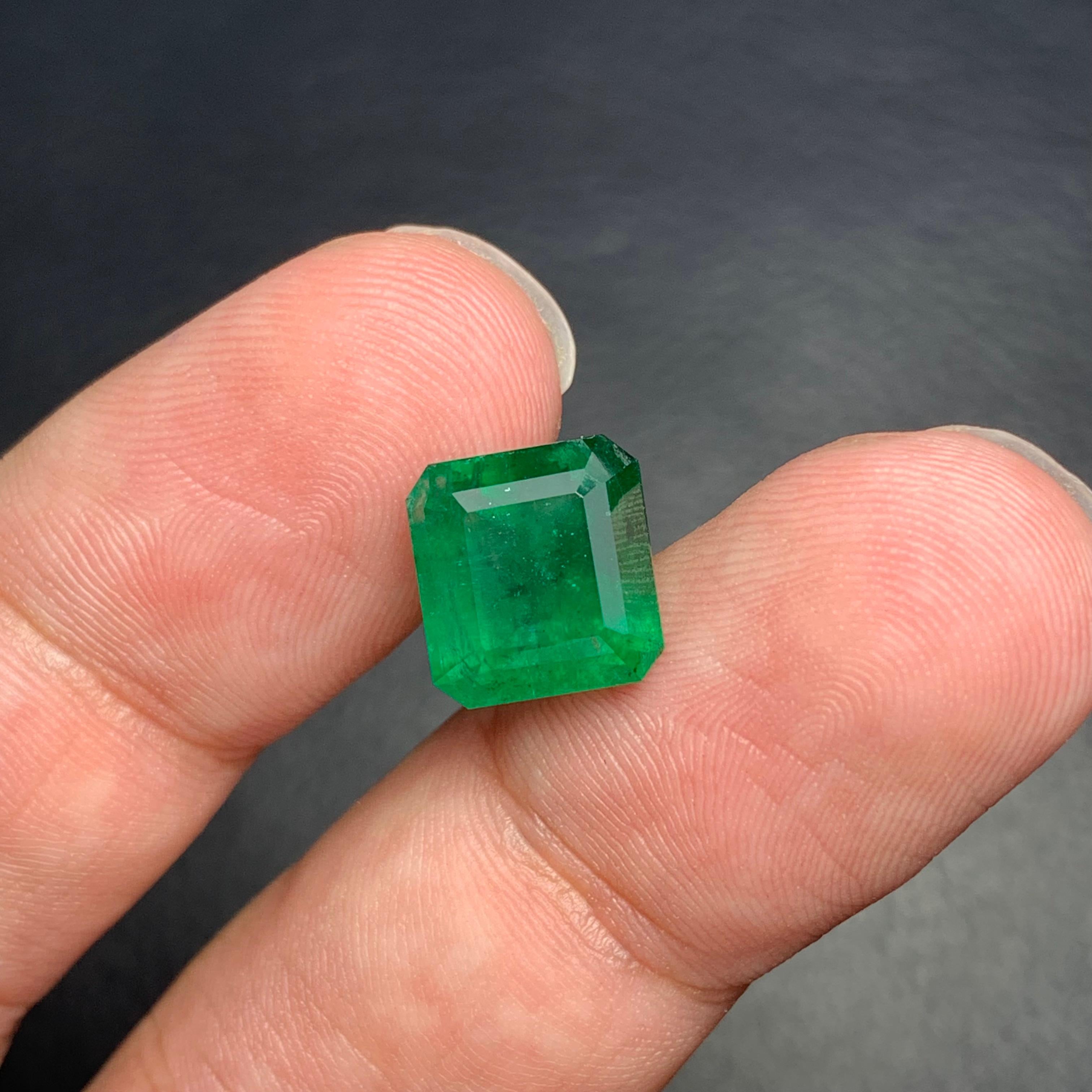 4.95 Carat Natural Loose Emerald Gemstone From Swat, Pakistan For Sale 3