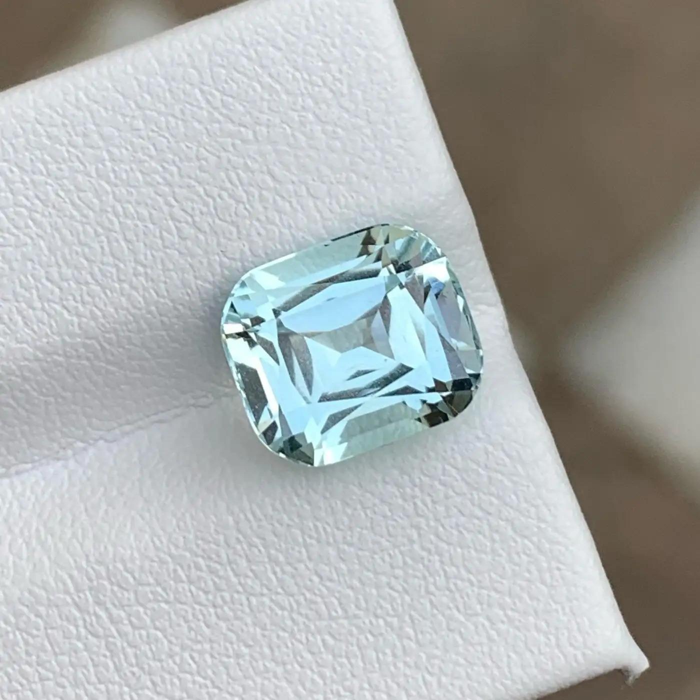 Superbe bague en aigue-marine bleu clair et pierre précieuse de 4,80 carats en vente 2