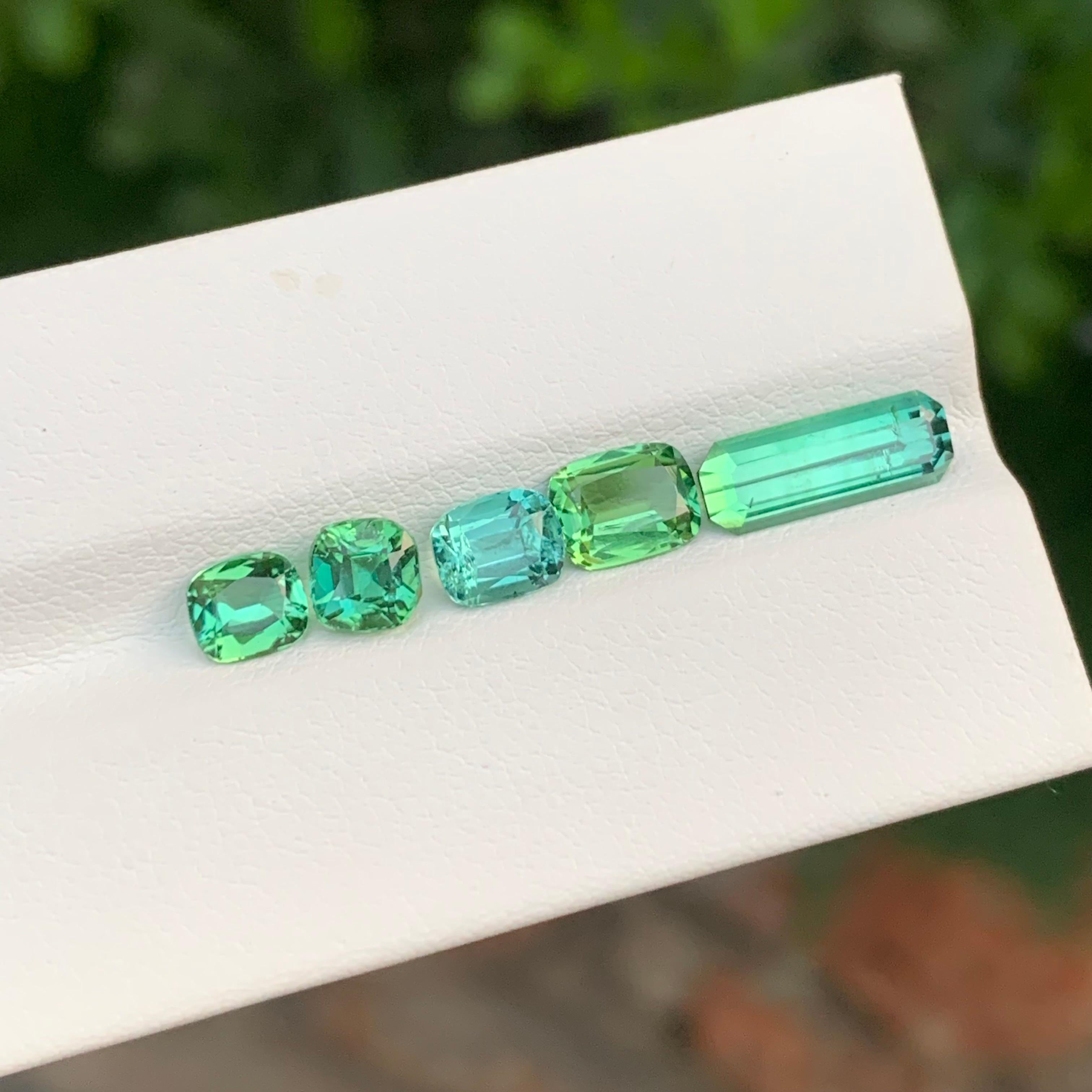 Taille mixte Tourmaline naturelle non sertie de 4,95 carats, pierre précieuse pour bijoux en vente