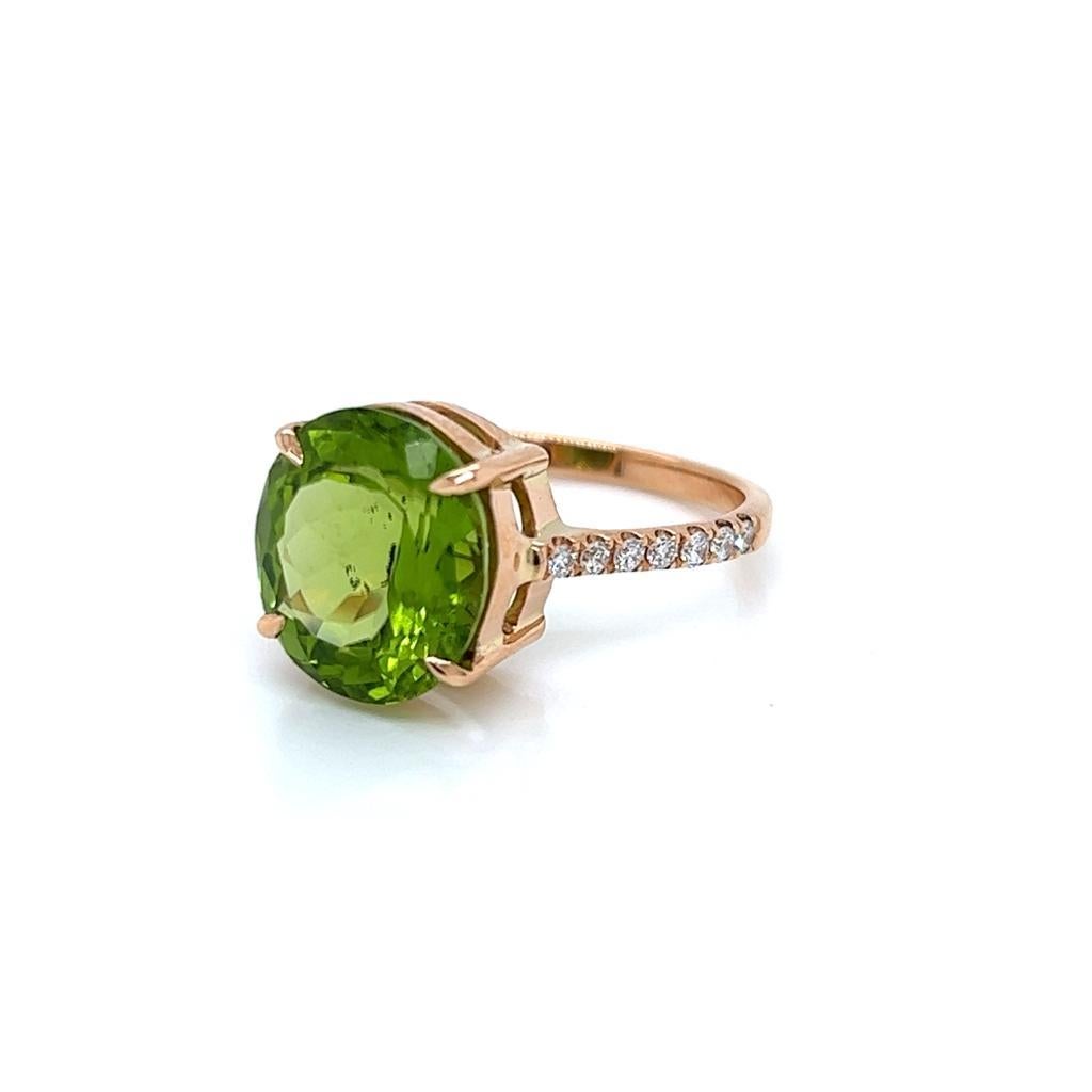 Contemporary 4.95 Carat Oval Peridot and Diamond Ring in 9 Karat Yellow Gold For Sale