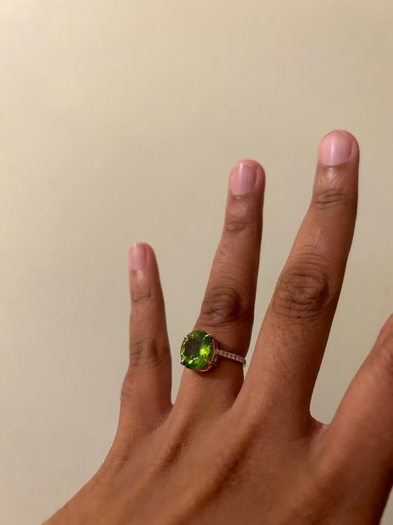 4.95 Carat Oval Peridot and Diamond Ring in 9 Karat Yellow Gold For Sale 1