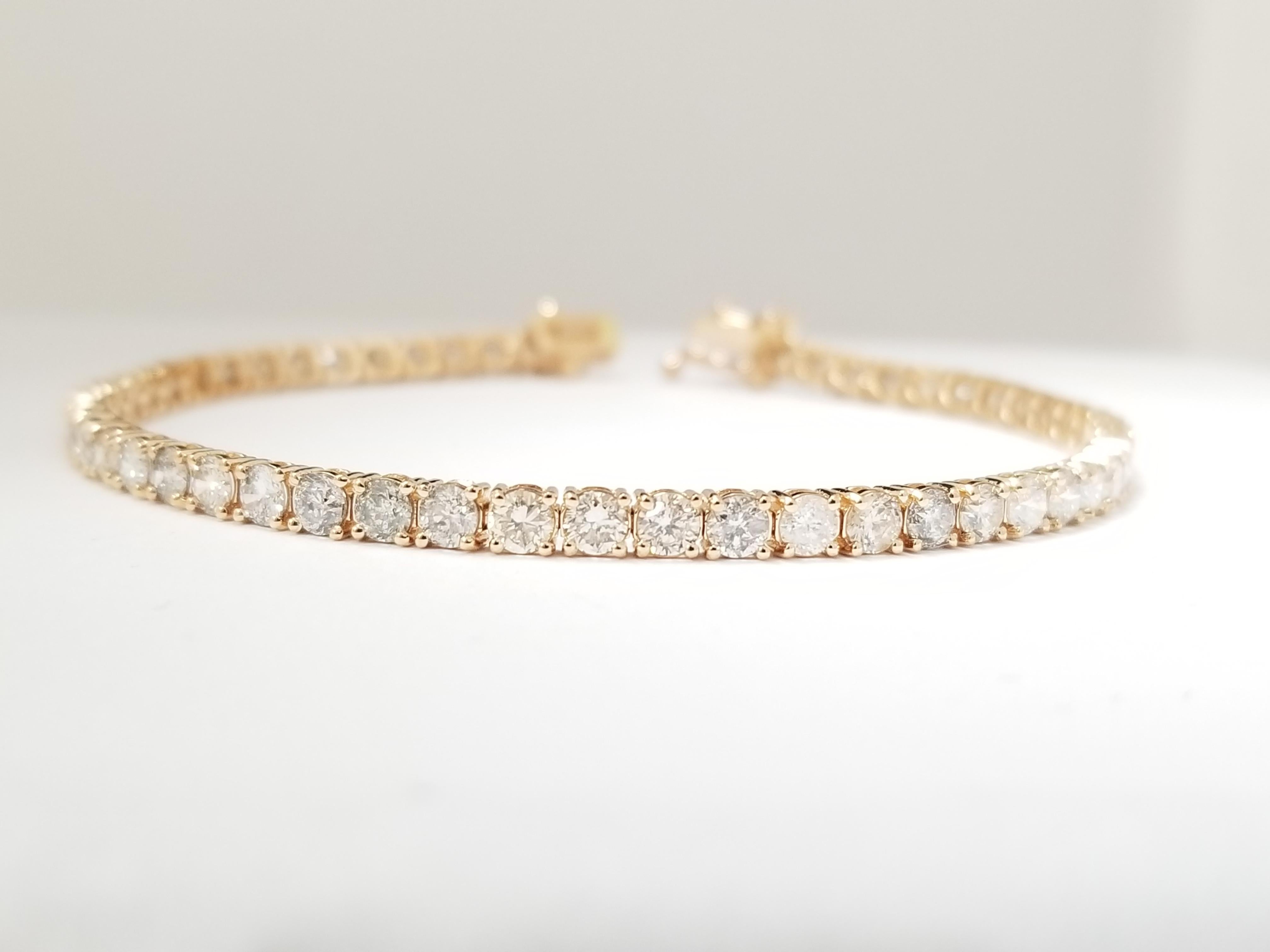 Bellissimo bracciale tennis con diamanti naturali, diamanti bianchi taglio rotondo-brillante dalla brillantezza eccellente. Stile classico a quattro punte in oro rosa 14k per la massima brillantezza della luce. Stile ordinario. Straordinaria