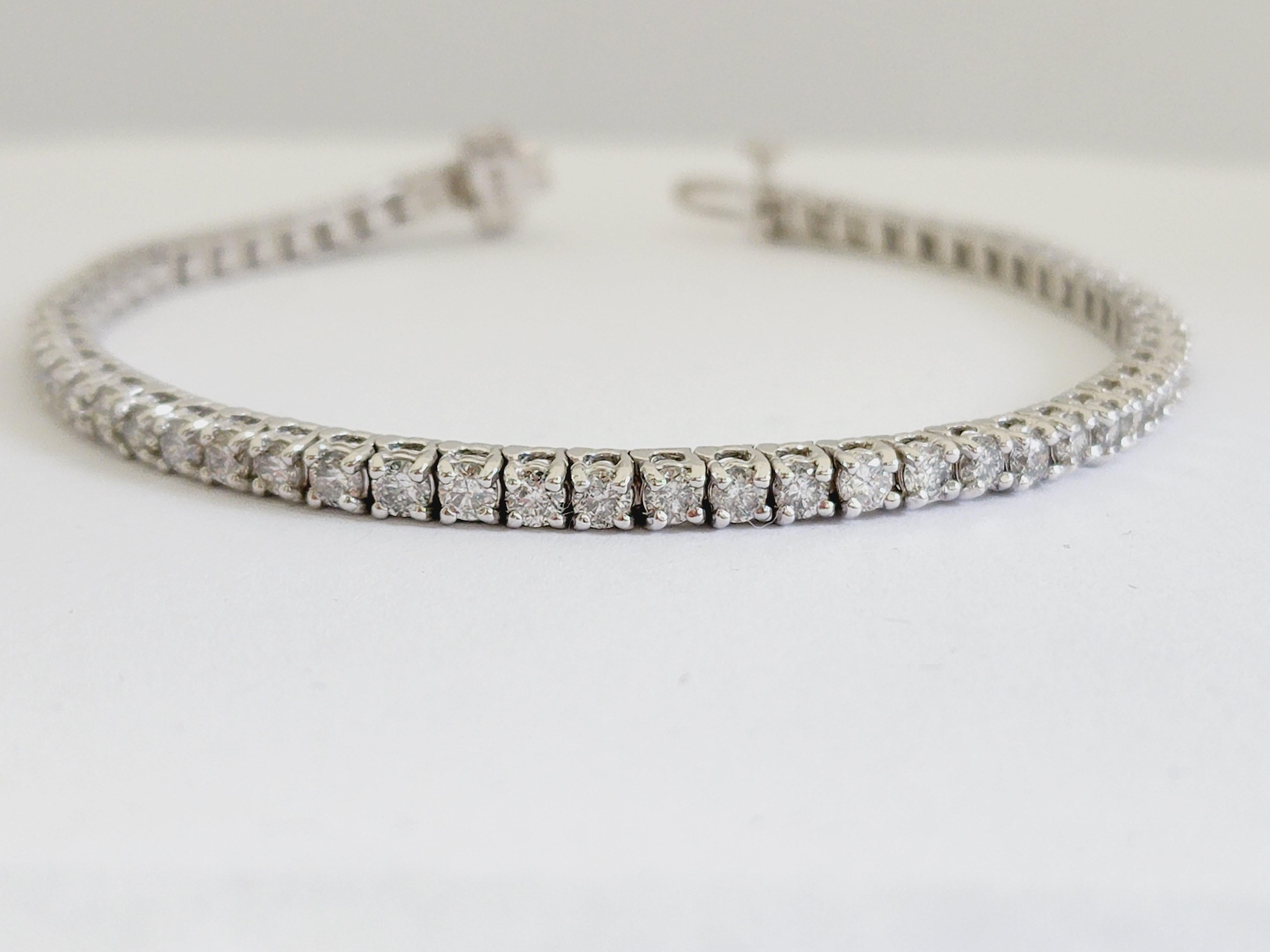 Beautiful diamond tennis bracelet, round-brilliant cut diamonds. set on 14k white gold. each stone is set in a classic four-prong style for maximum light brilliance. Every day style. Extraordinary elegance. 7 inch length. Average Color G-H , Clarity