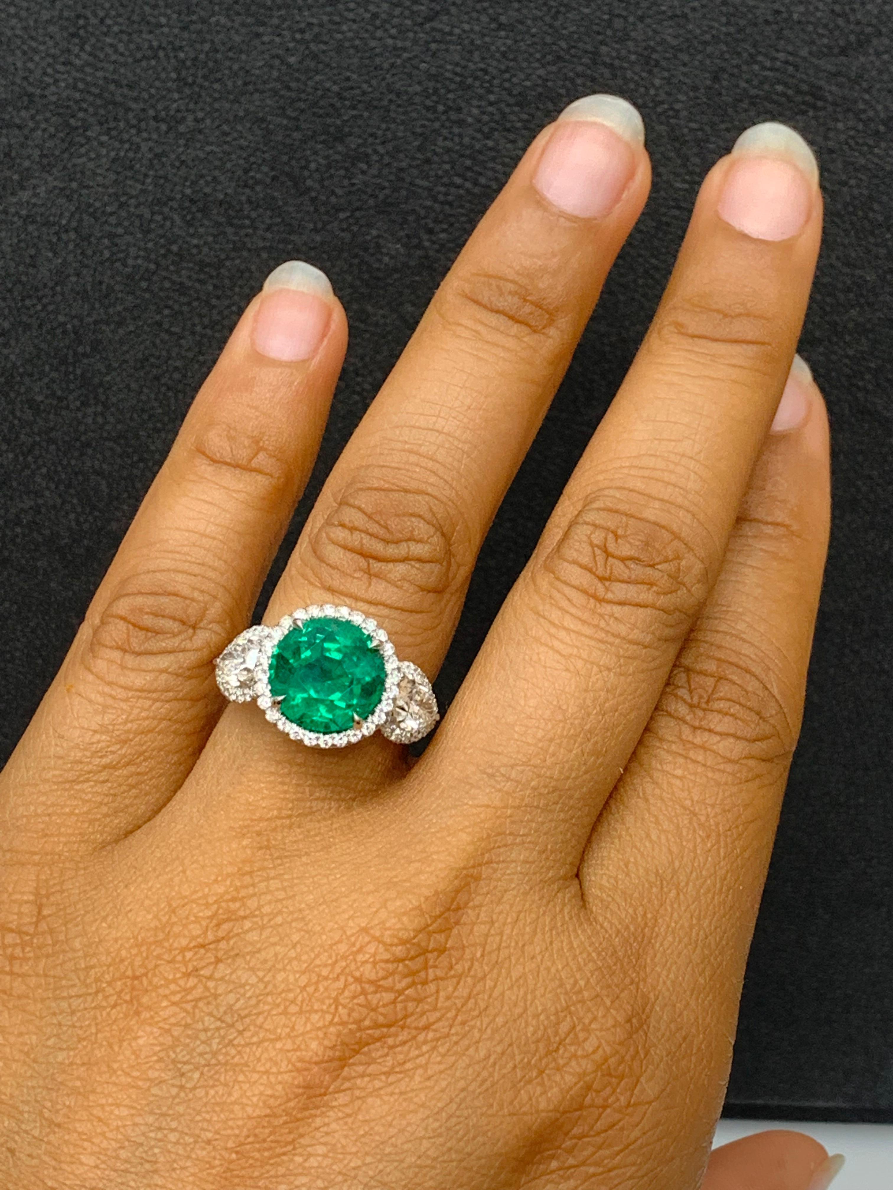 4.95 Carat Round Cut Emerald and Diamond 3 Stone Halo Ring in Platinum (Bague de halo à 3 pierres en platine) en vente 4