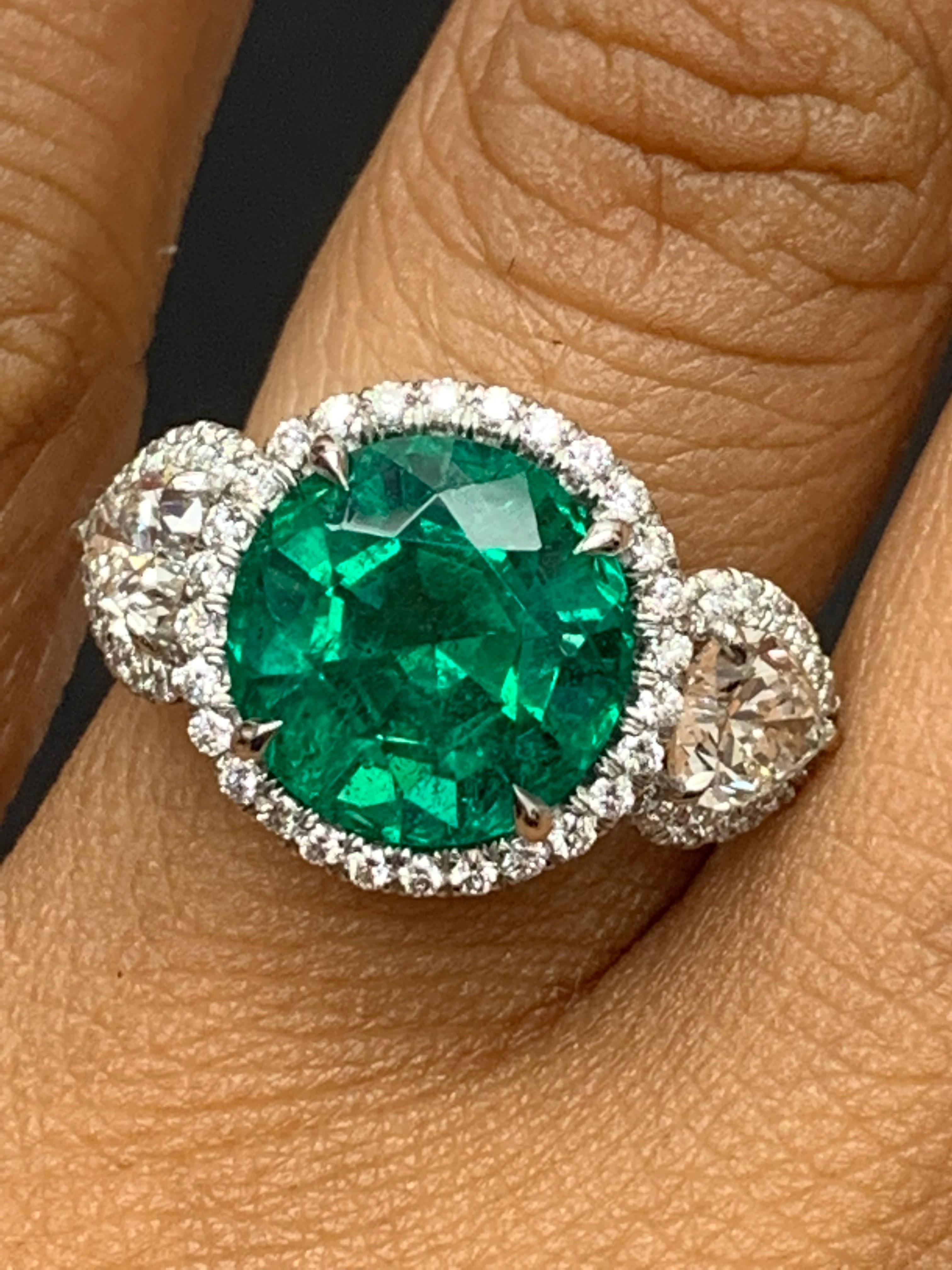 4.95 Carat Round Cut Emerald and Diamond 3 Stone Halo Ring in Platinum (Bague de halo à 3 pierres en platine) en vente 5