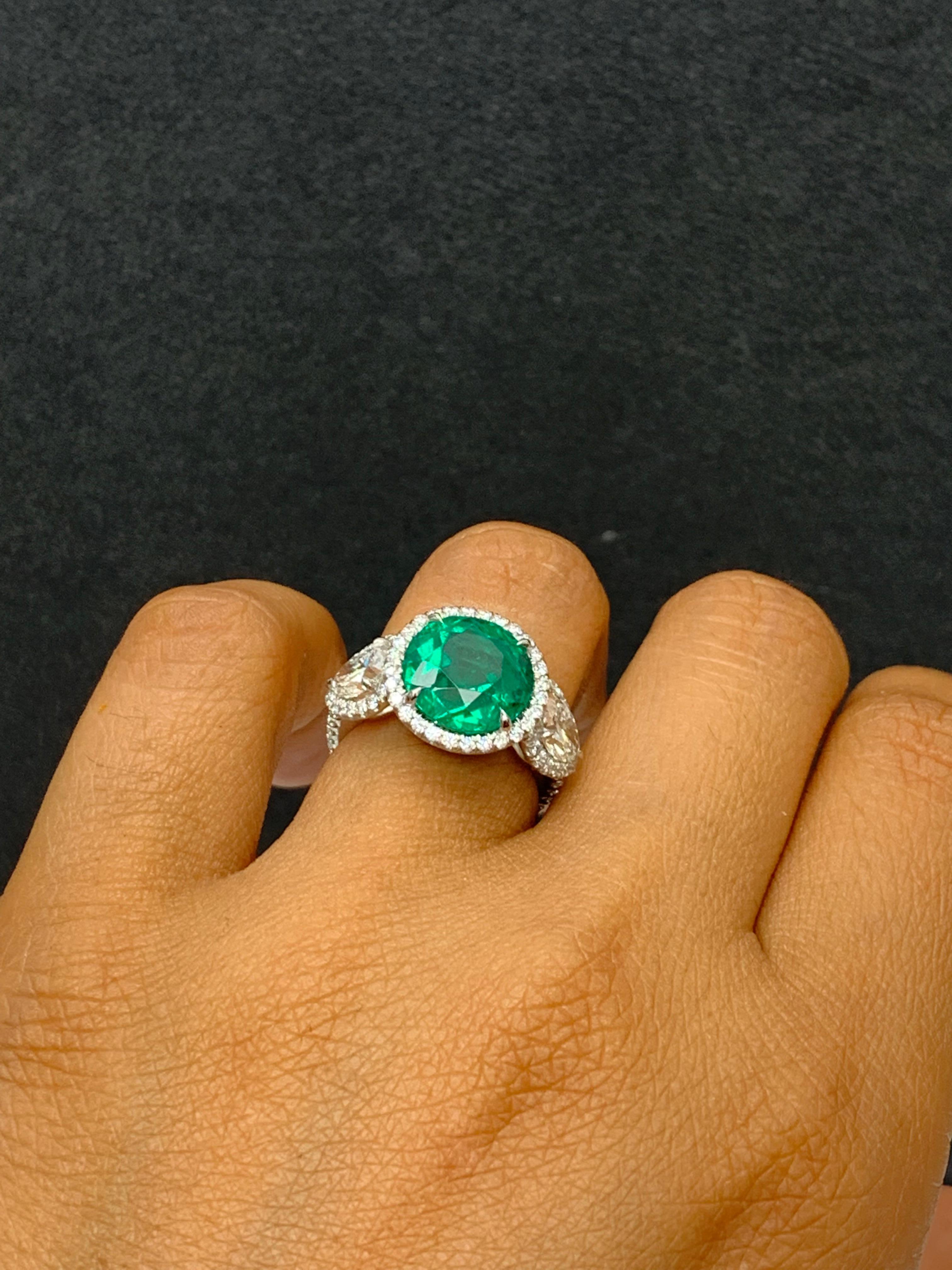 4.95 Carat Round Cut Emerald and Diamond 3 Stone Halo Ring in Platinum (Bague de halo à 3 pierres en platine) en vente 6