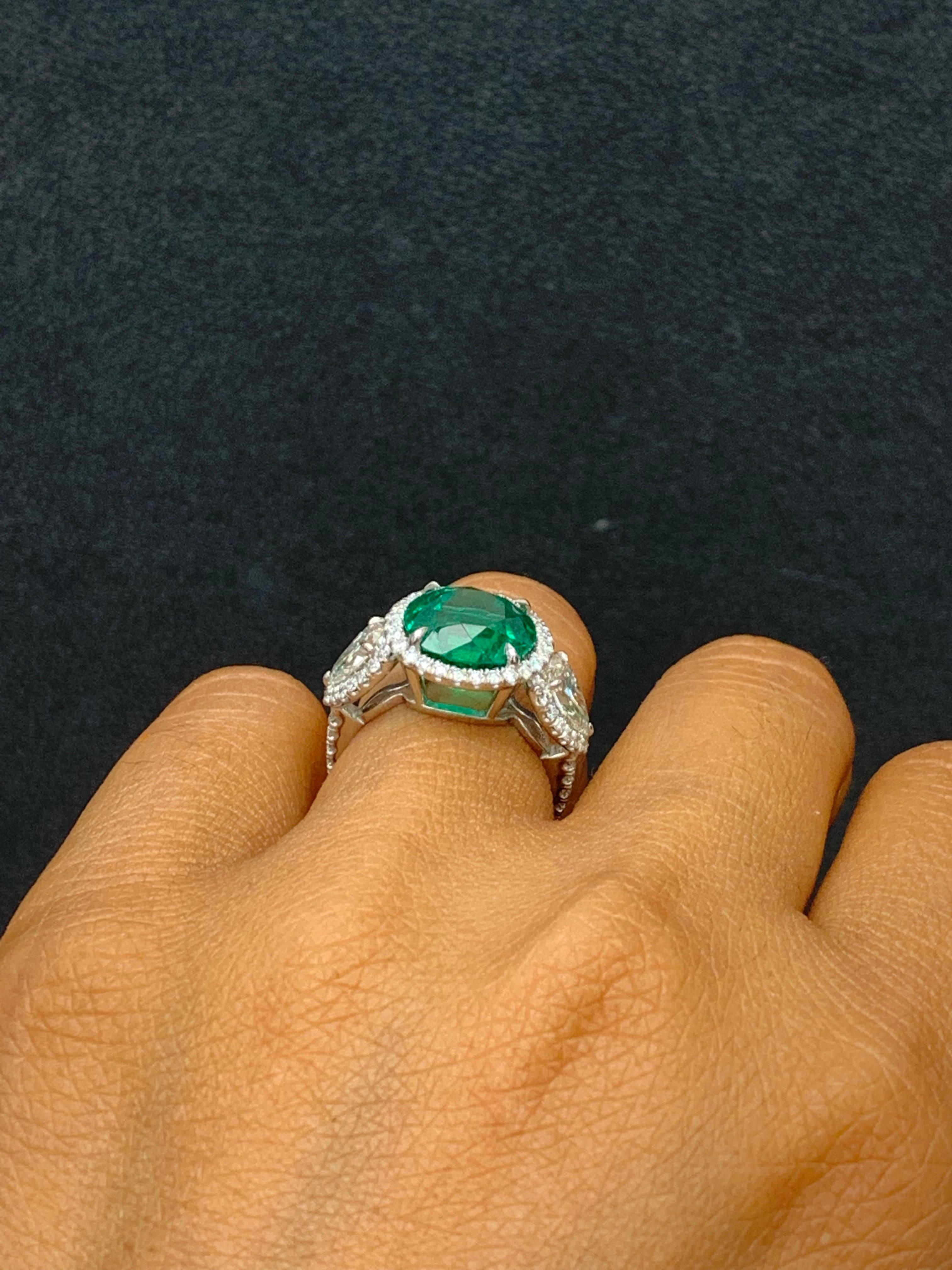 4.95 Carat Round Cut Emerald and Diamond 3 Stone Halo Ring in Platinum (Bague de halo à 3 pierres en platine) en vente 7