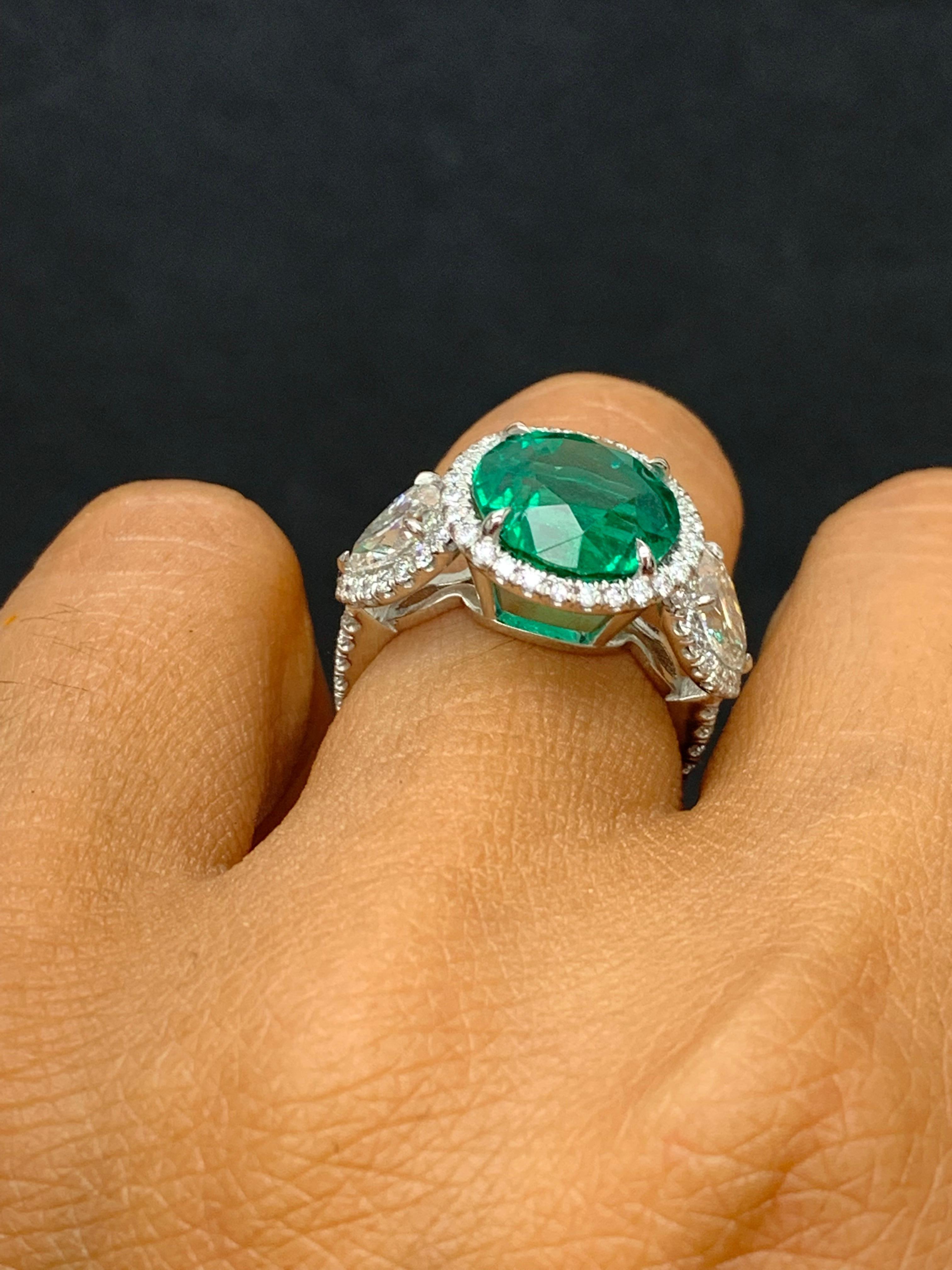 4.95 Carat Round Cut Emerald and Diamond 3 Stone Halo Ring in Platinum (Bague de halo à 3 pierres en platine) en vente 8