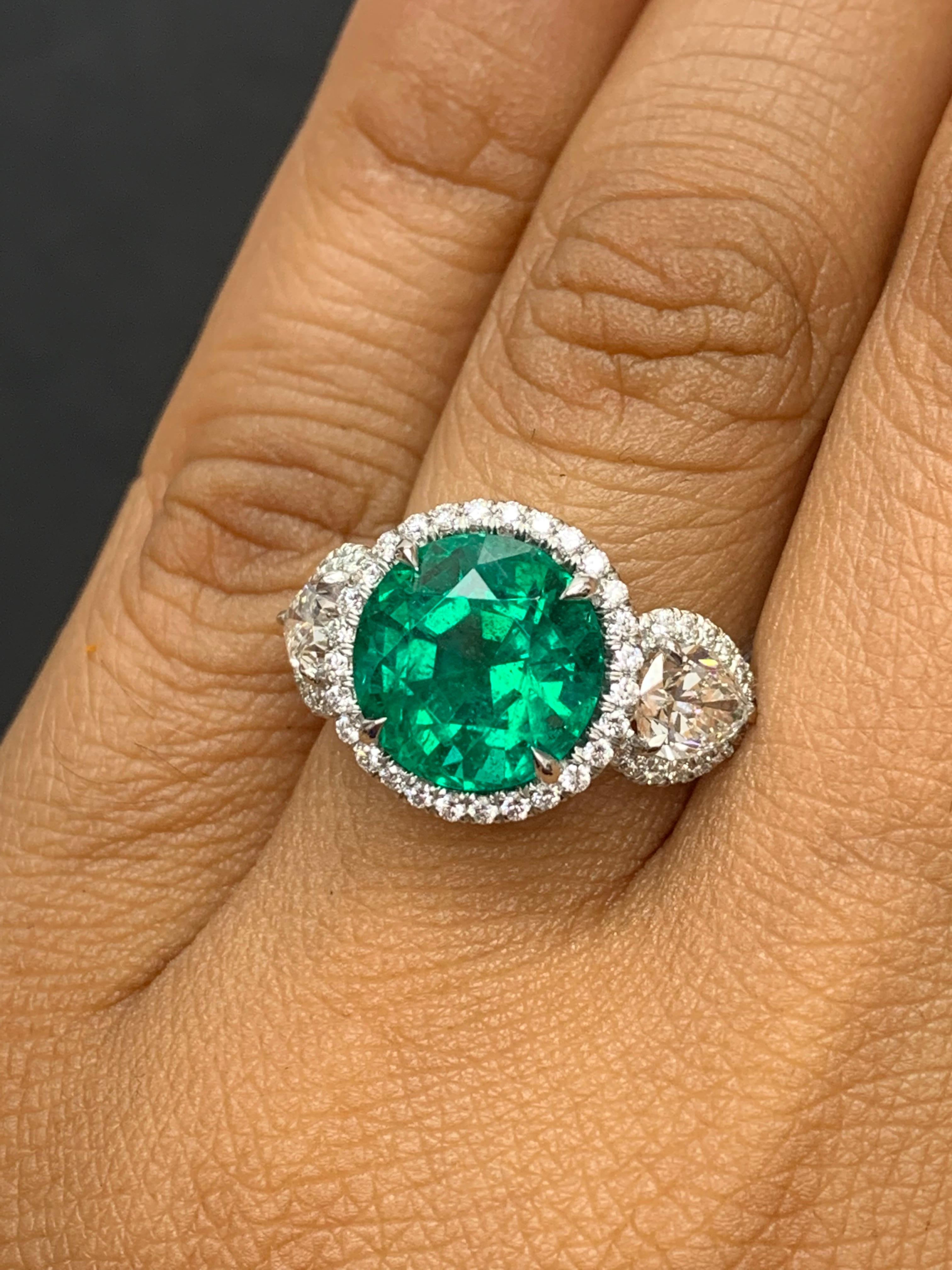 4.95 Carat Round Cut Emerald and Diamond 3 Stone Halo Ring in Platinum (Bague de halo à 3 pierres en platine) en vente 9