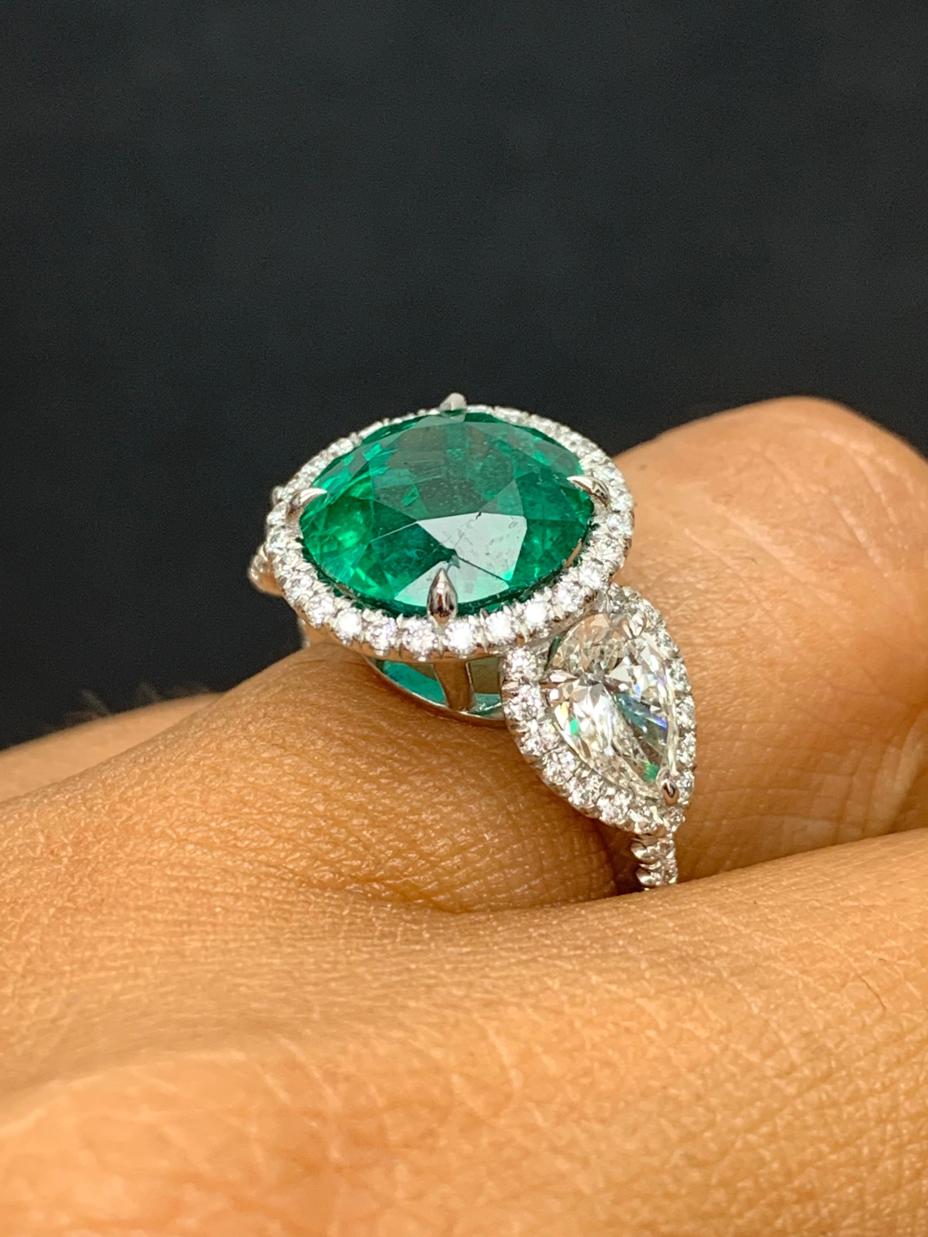 4.95 Carat Round Cut Emerald and Diamond 3 Stone Halo Ring in Platinum (Bague de halo à 3 pierres en platine) en vente 10