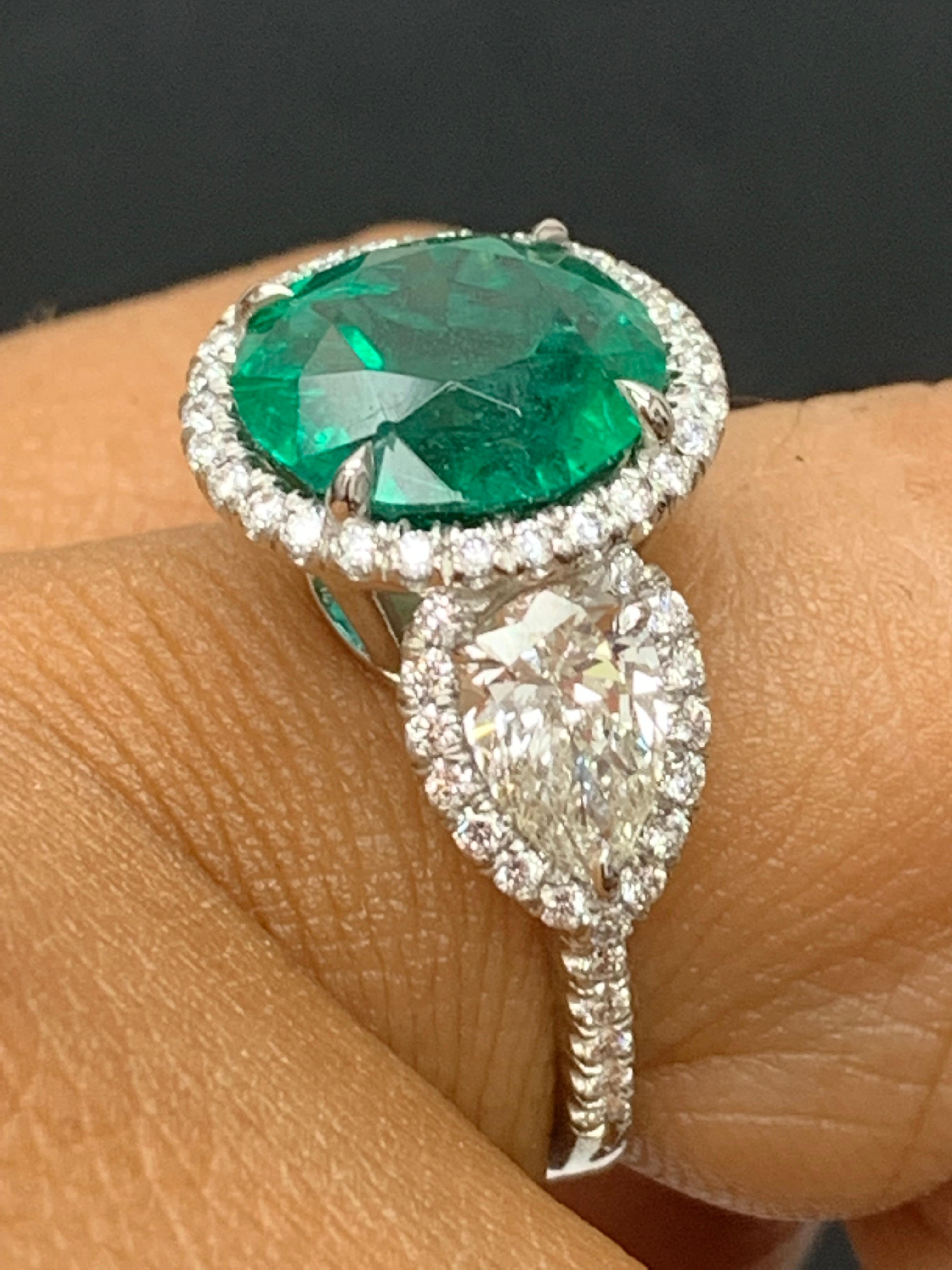 4.95 Carat Round Cut Emerald and Diamond 3 Stone Halo Ring in Platinum (Bague de halo à 3 pierres en platine) en vente 11